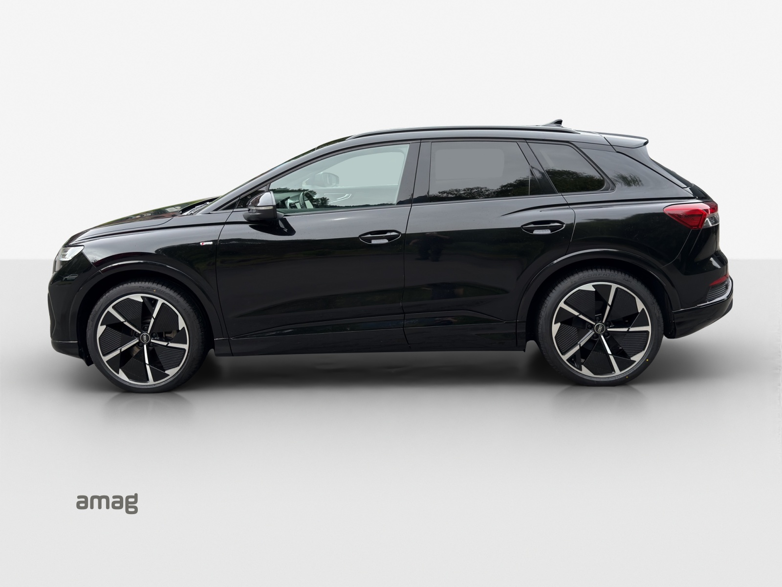 AUDI Q4 e-tron 50 quattro-showroom-element-1
