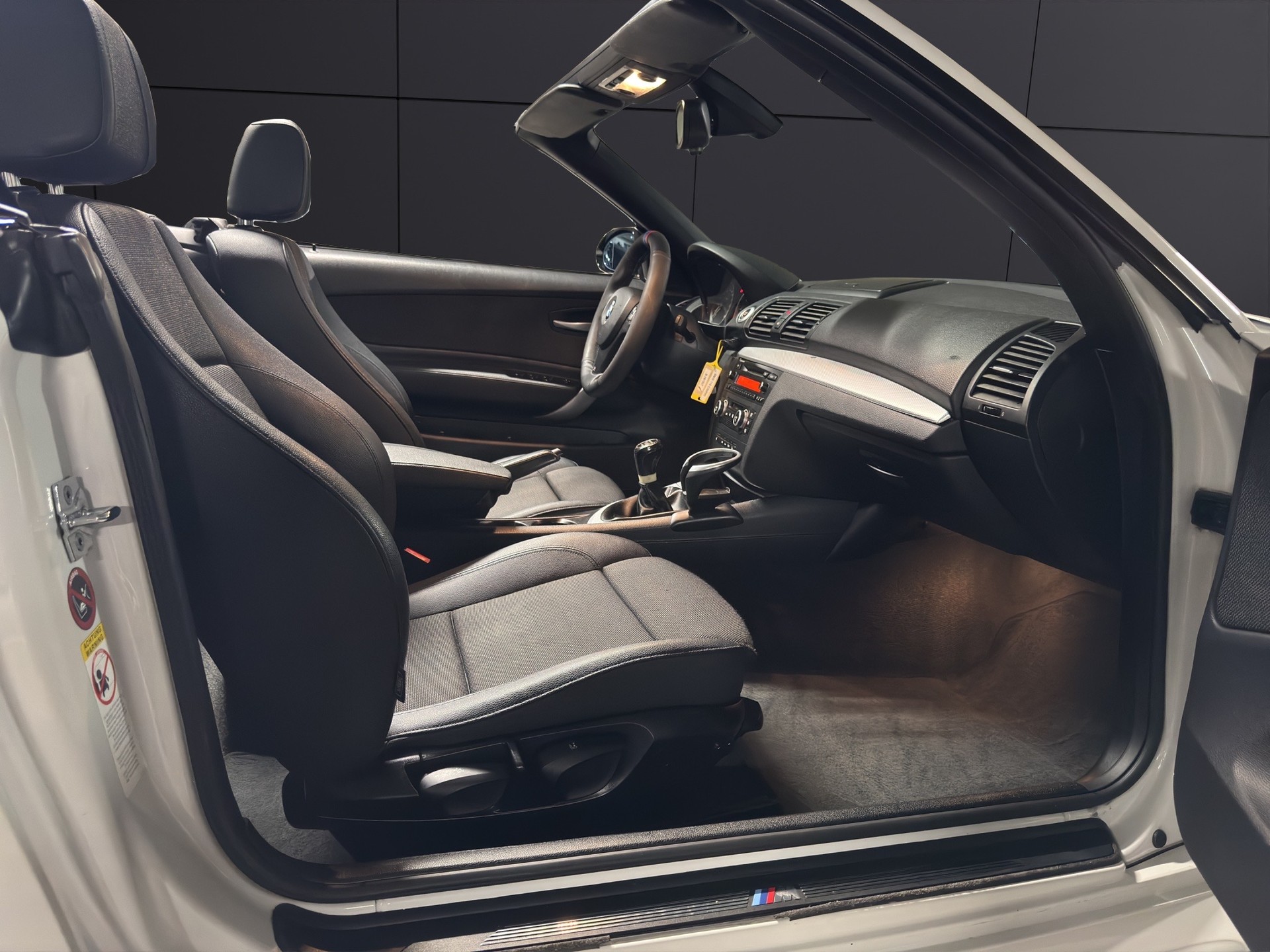 BMW 118i Cabrio-image-13