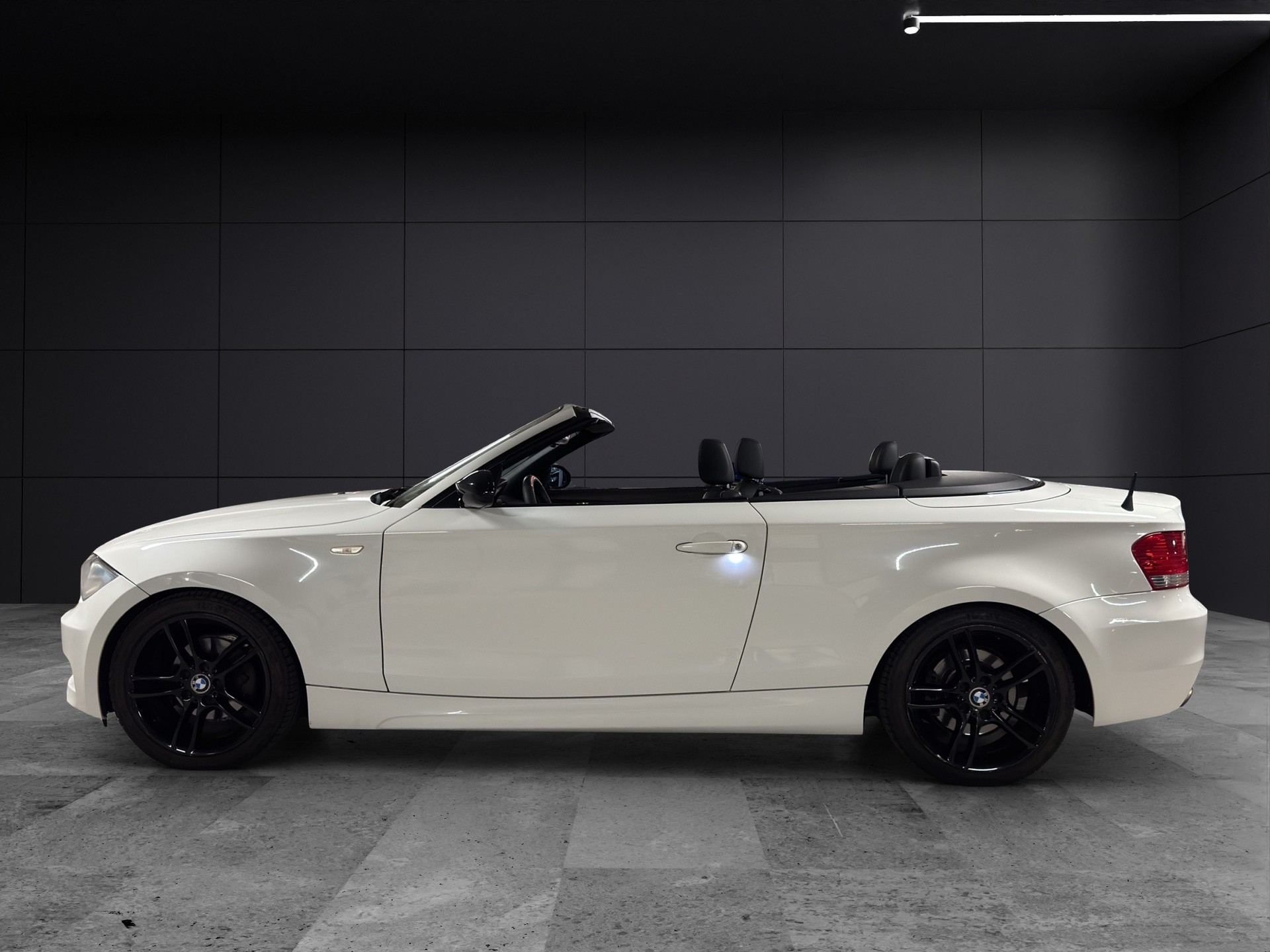 BMW 118i Cabrio-image-7