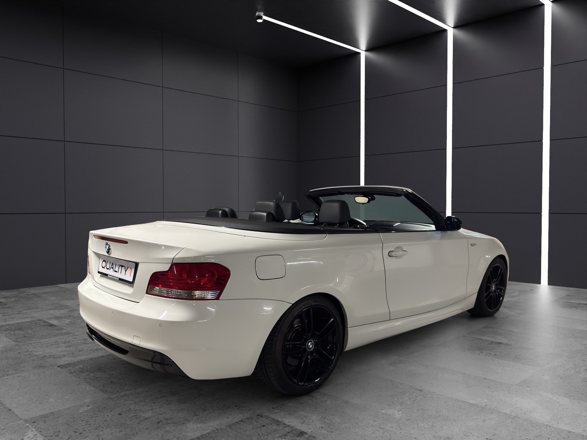 BMW 118i Cabrio-image-4
