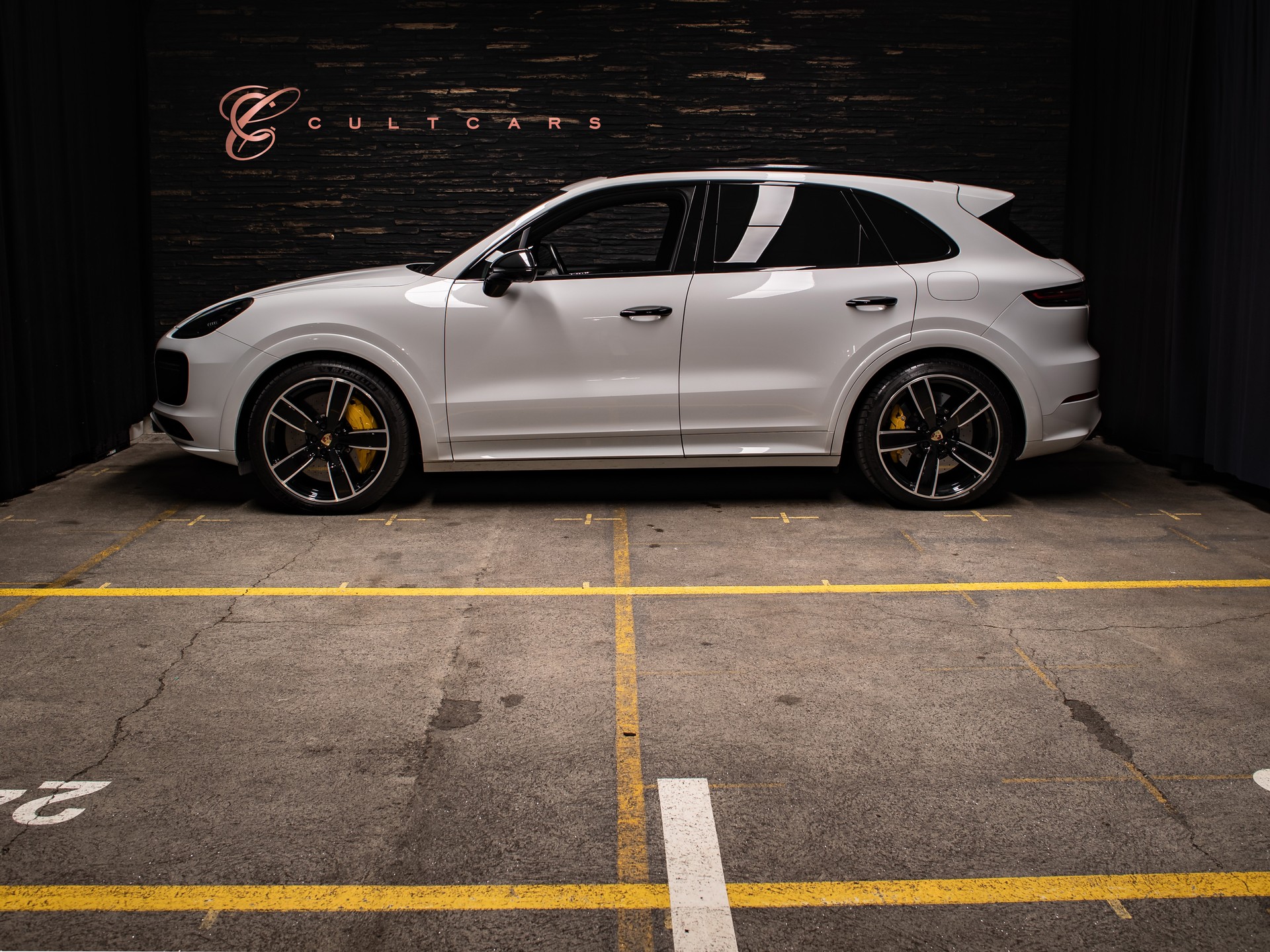 PORSCHE Cayenne Turbo S E-Hybrid-showroom-element-1