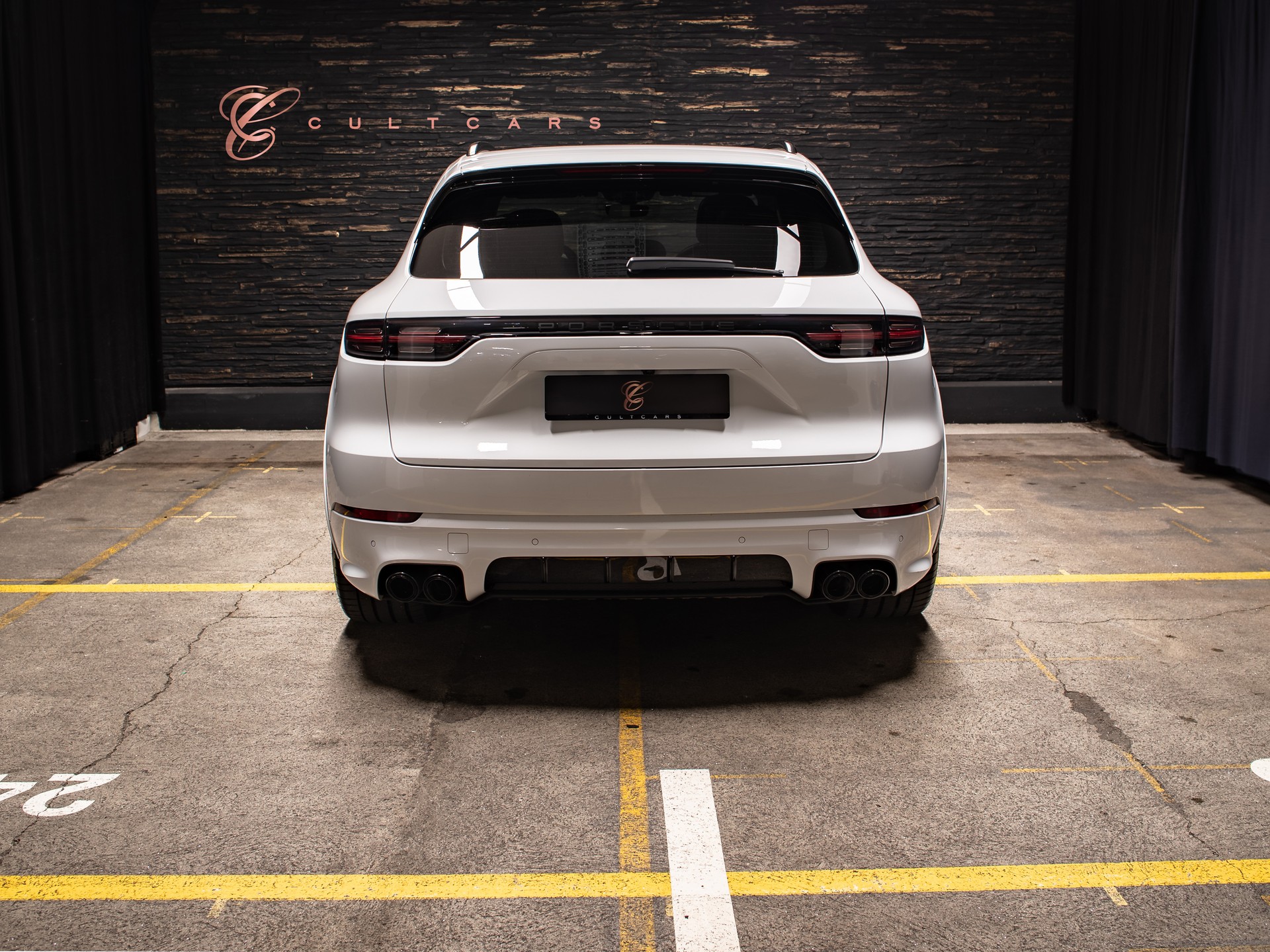 PORSCHE Cayenne Turbo S E-Hybrid-showroom-element-3
