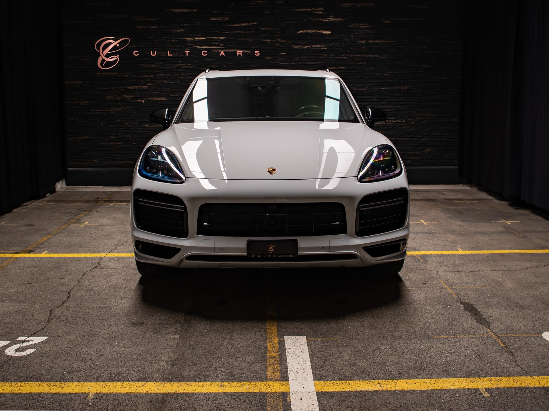 PORSCHE Cayenne Turbo S E-Hybrid-showroom-element-2