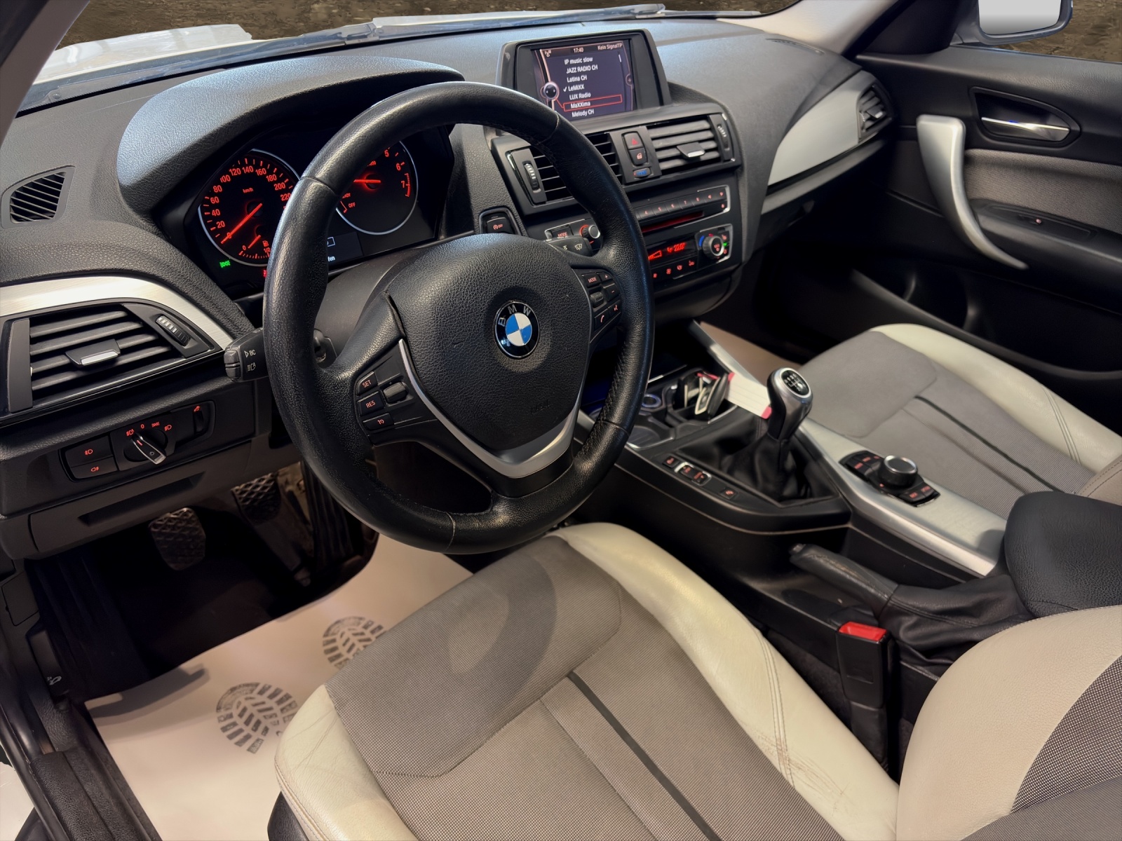 BMW 116i Sport Line Steptronic-showroom-element-3
