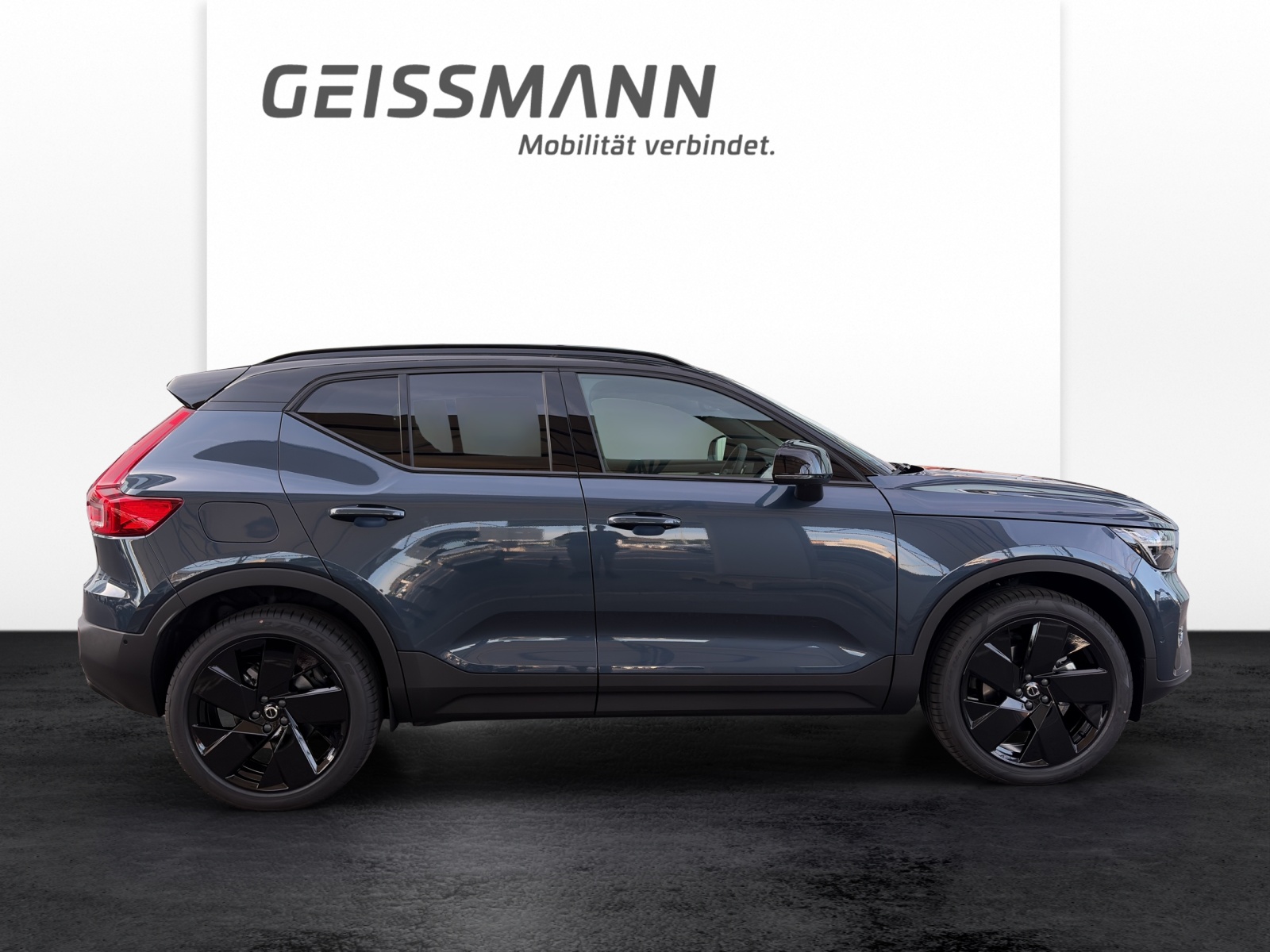 VOLVO XC40 2.0 B4 MH Black Edition-showroom-element-3