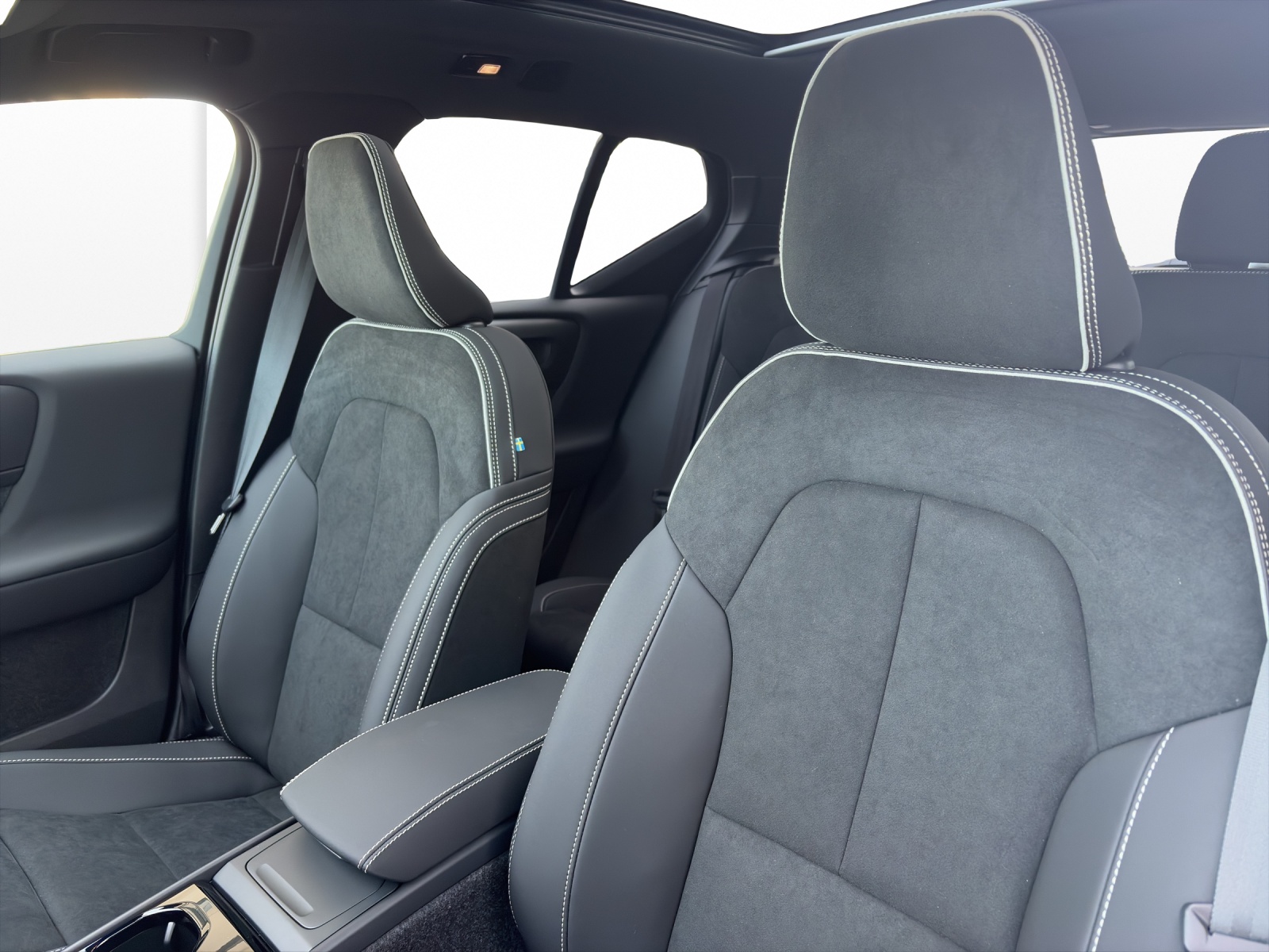 VOLVO XC40 2.0 B4 MH Black Edition-image-8
