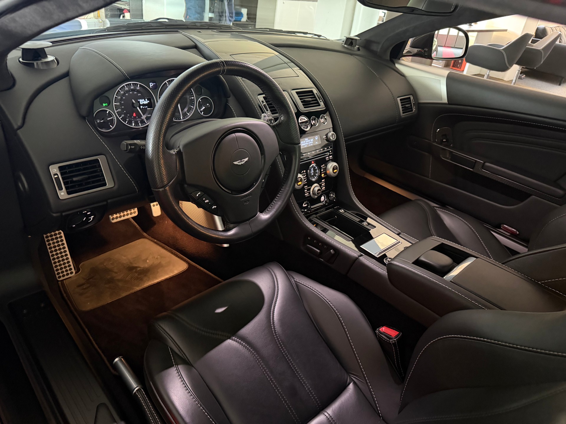 ASTON MARTIN DBS Coupé-image-11