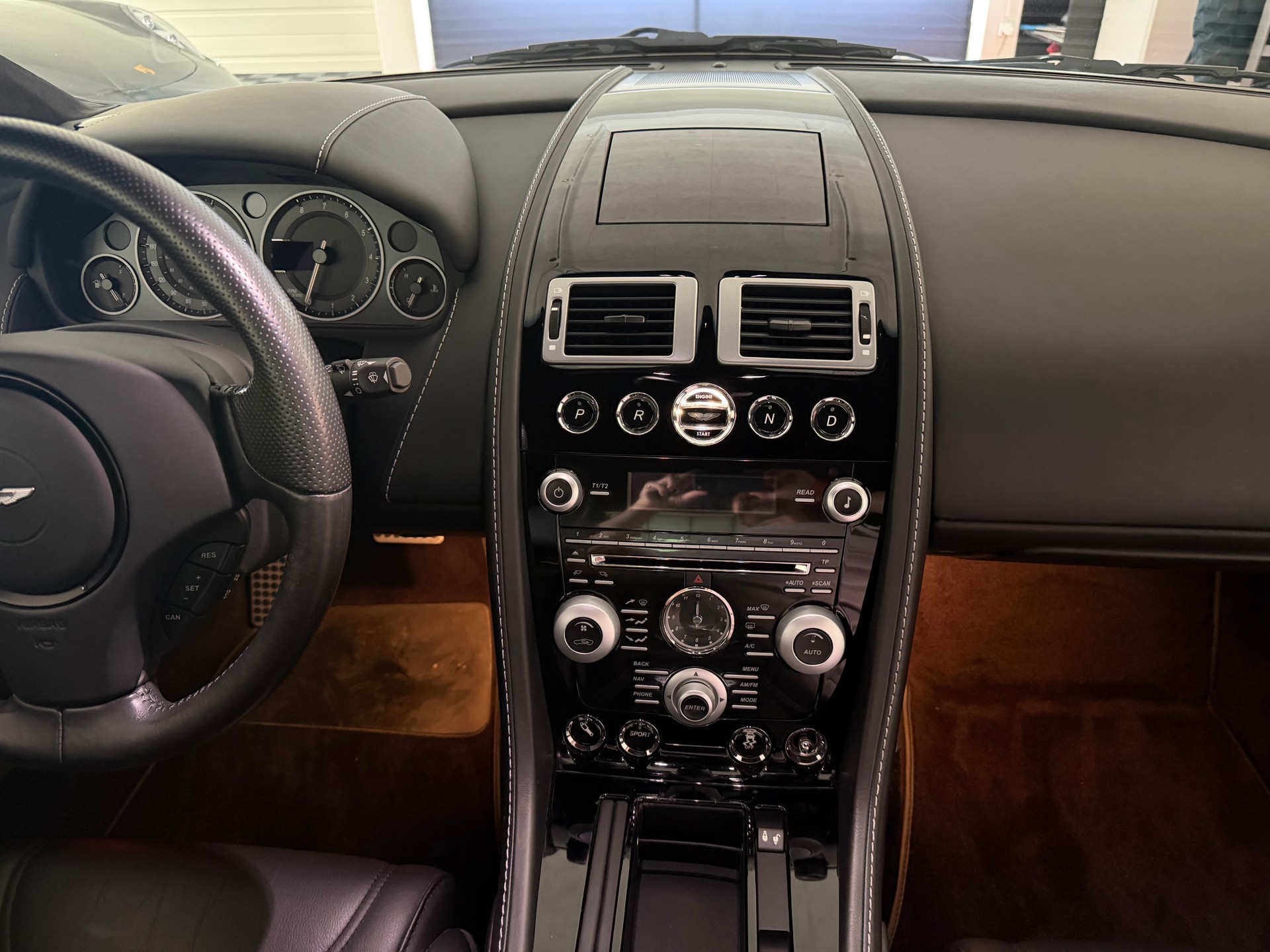 ASTON MARTIN DBS Coupé-image-12