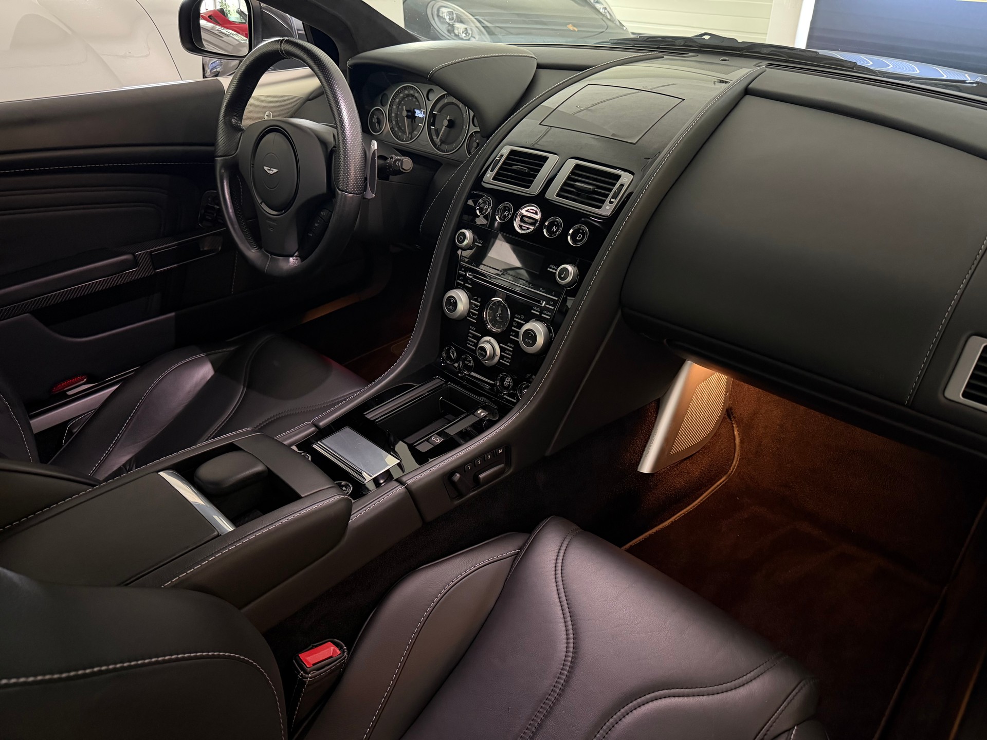 ASTON MARTIN DBS Coupé-image-13