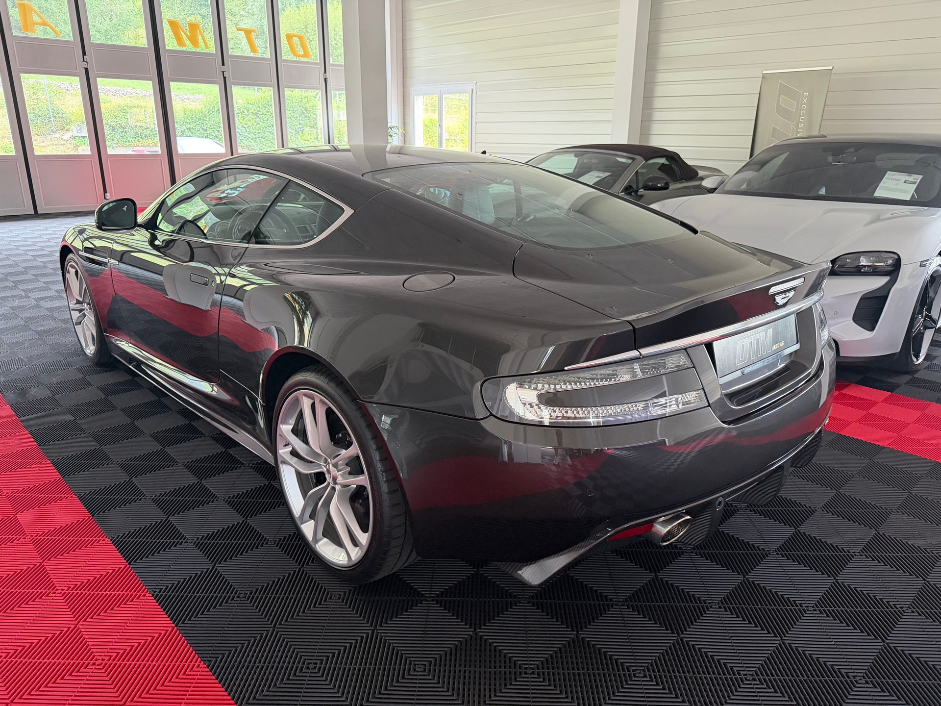 ASTON MARTIN DBS Coupé-image-4