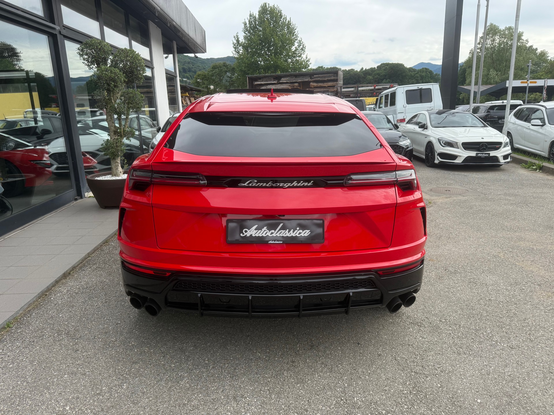 LAMBORGHINI Urus E-Gear-showroom-element-2