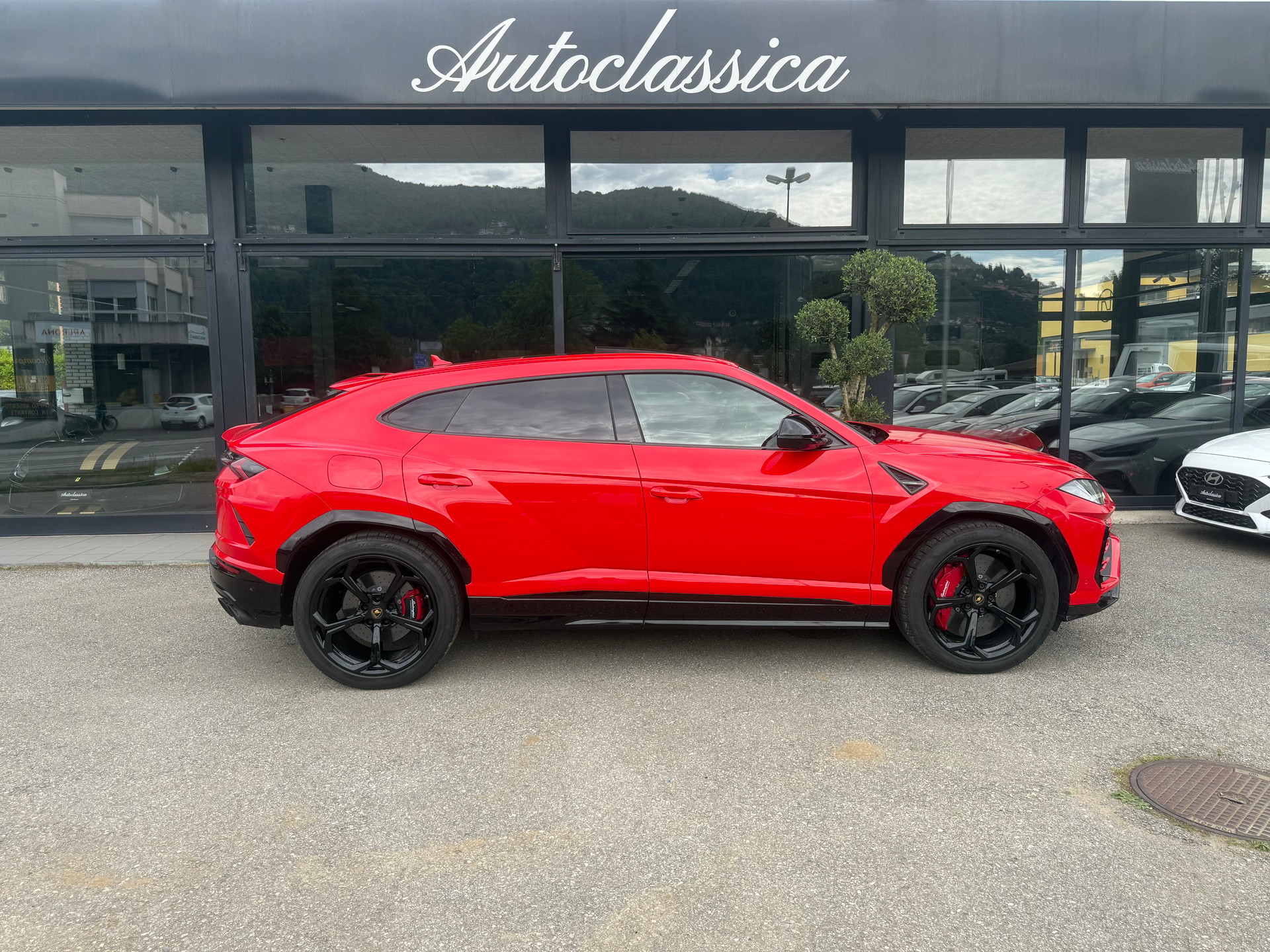 LAMBORGHINI Urus E-Gear-showroom-element-3