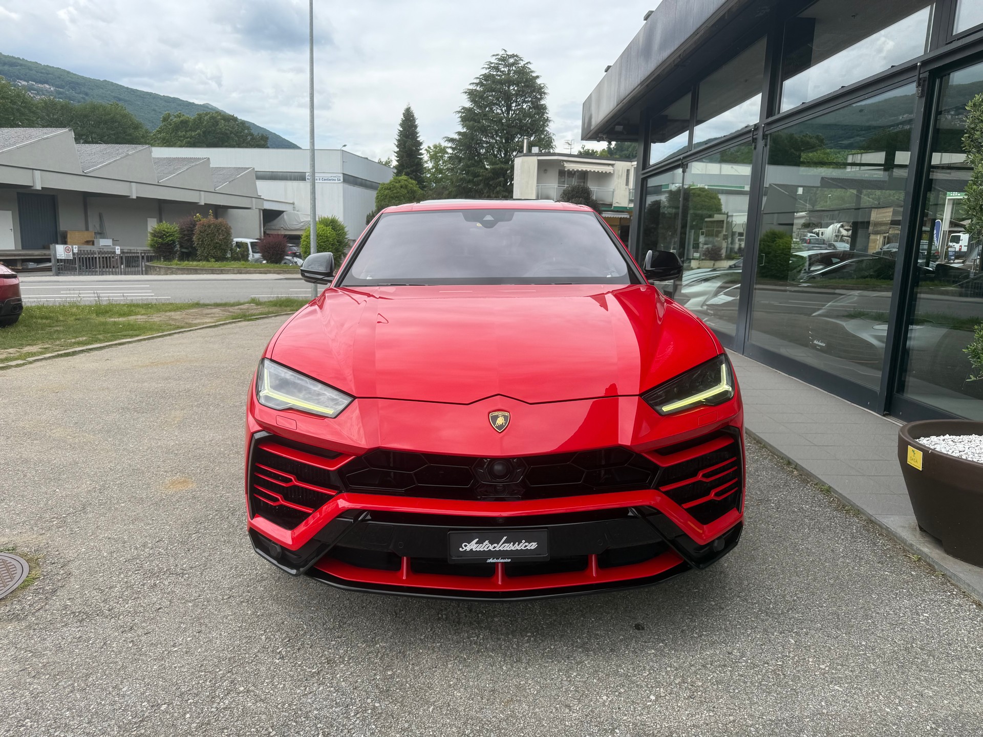 LAMBORGHINI Urus E-Gear-showroom-element-1