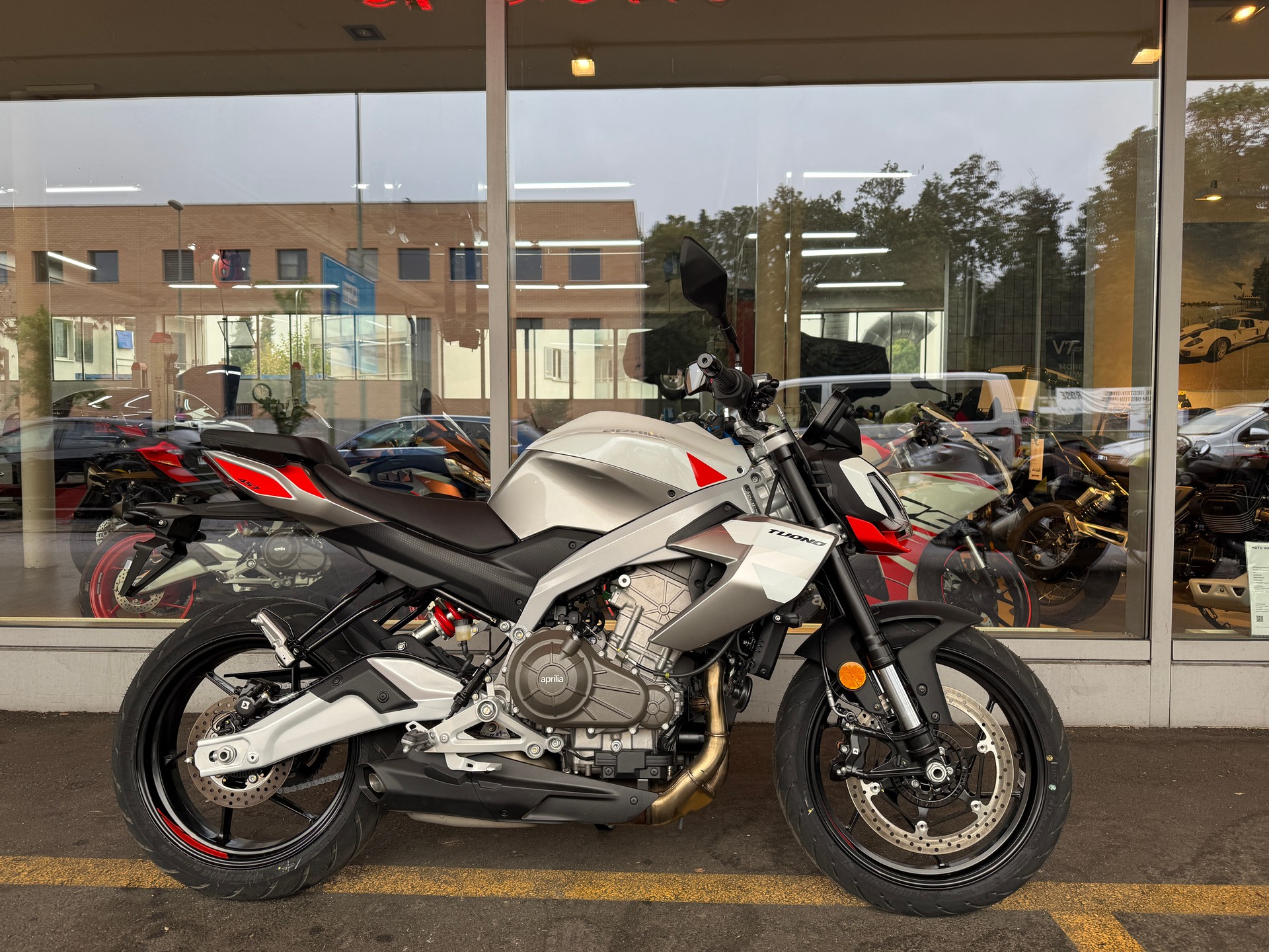 APRILIA Tuono 457 (35kW) E5+-showroom-element-1