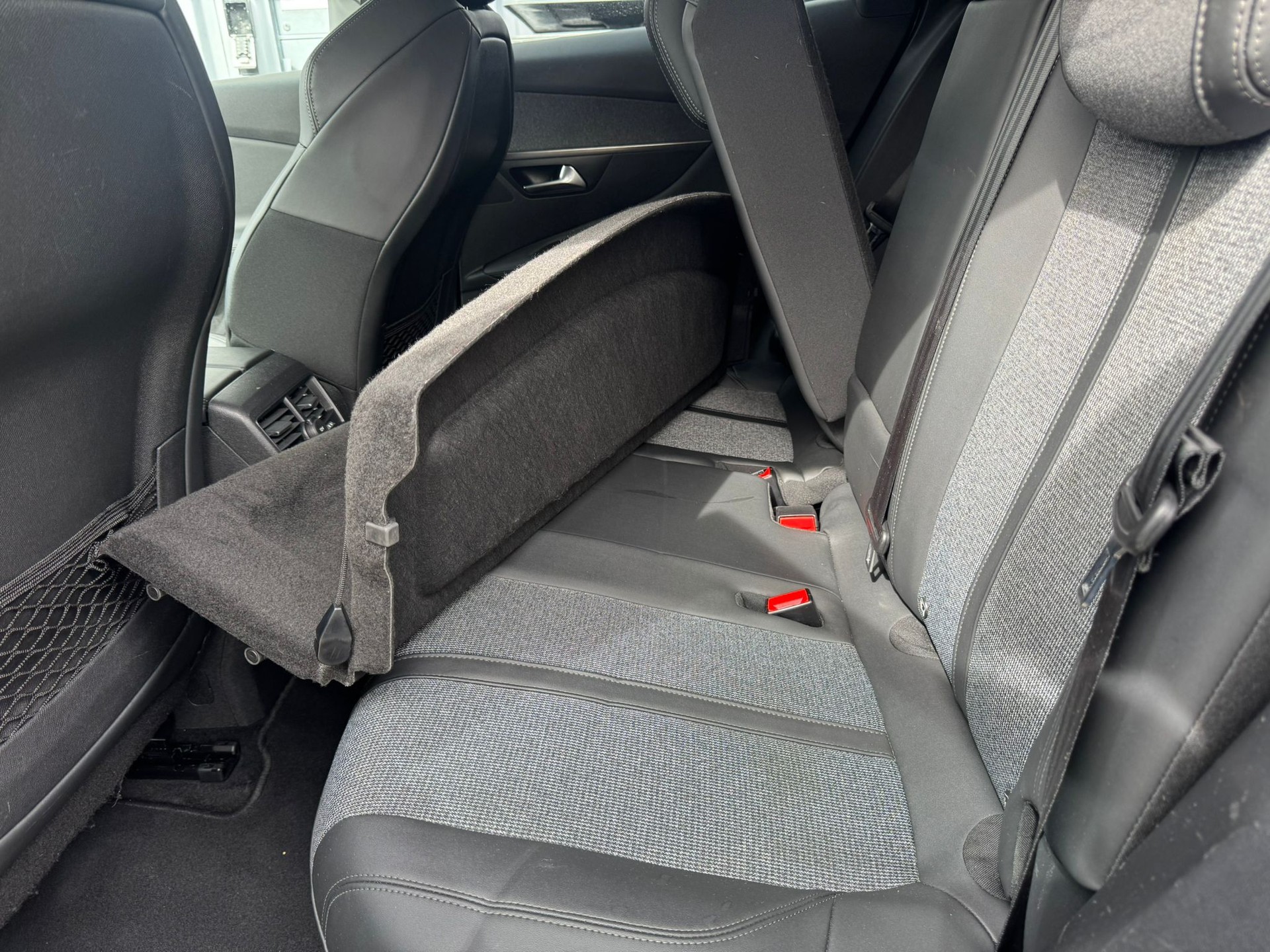 PEUGEOT 3008 1.5 BlueHDi Allure EAT-image-10