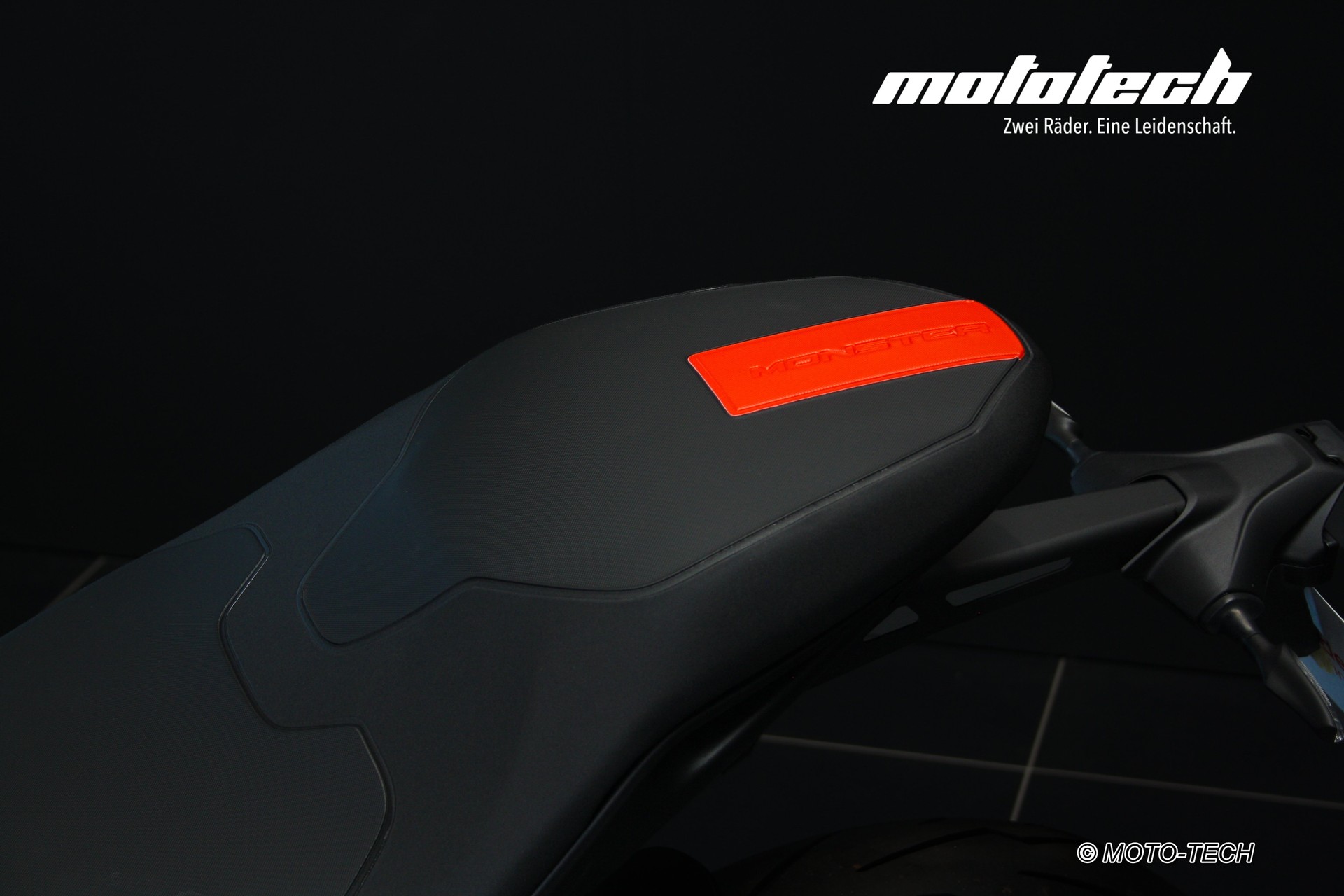DUCATI Monster 890-image-8