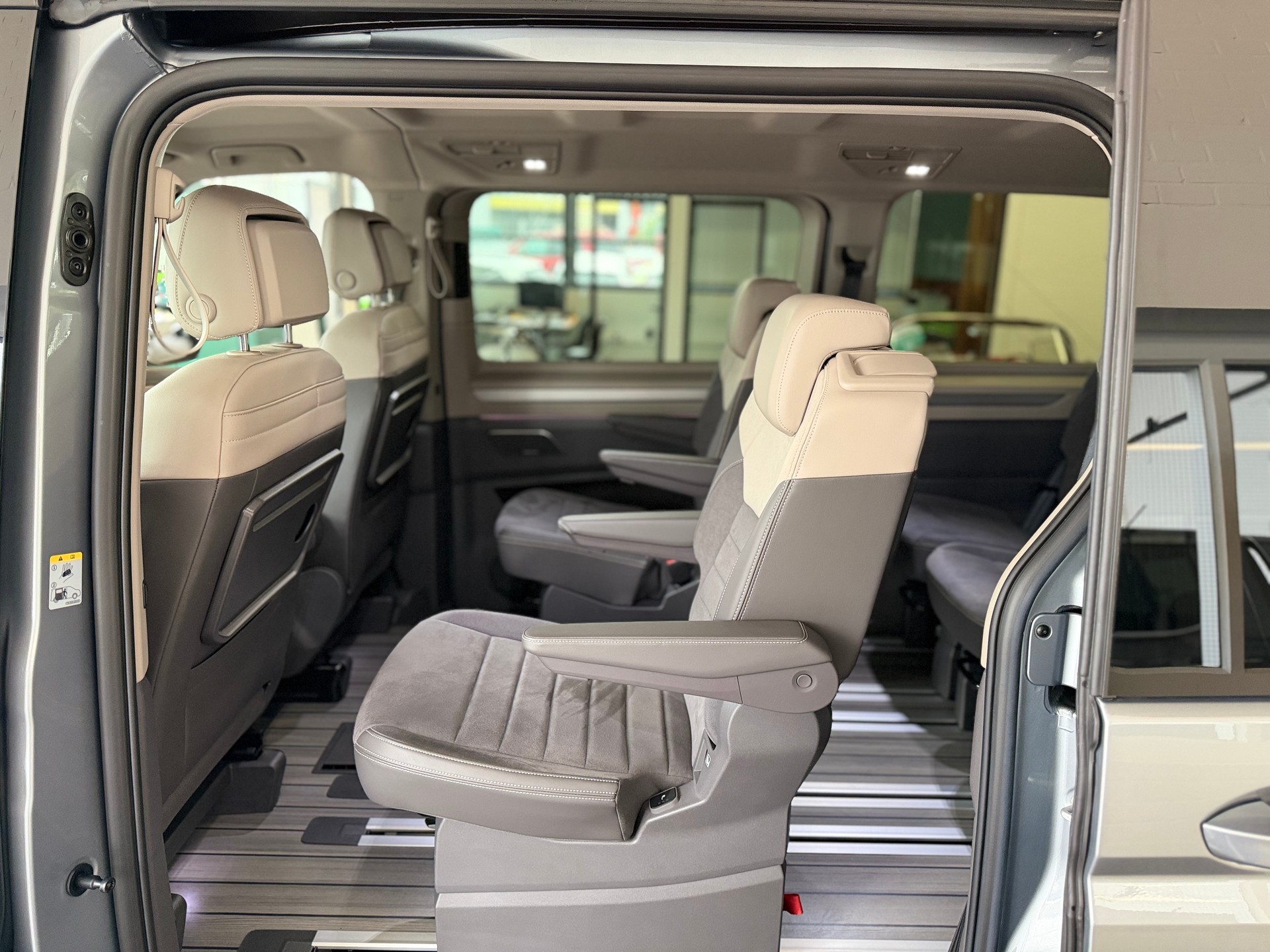 VW Multivan 2.0 TDI Life DSG Lang * BULLI EDITION * 7 SITZER LEDER / ALCANTARA * STANDHEIZUNG * HEAD UP *-image-17