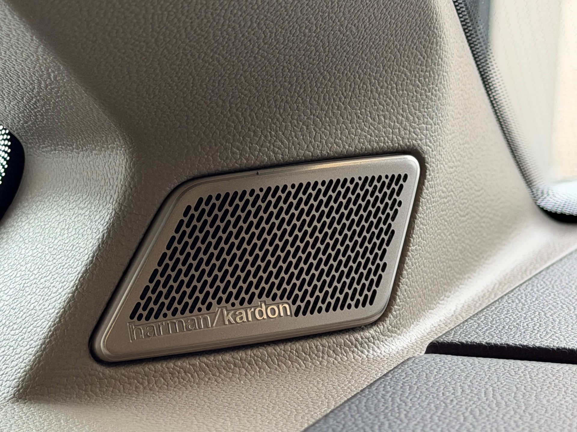 VW Multivan 2.0 TDI Life DSG Lang * BULLI EDITION * 7 SITZER LEDER / ALCANTARA * STANDHEIZUNG * HEAD UP *-image-24