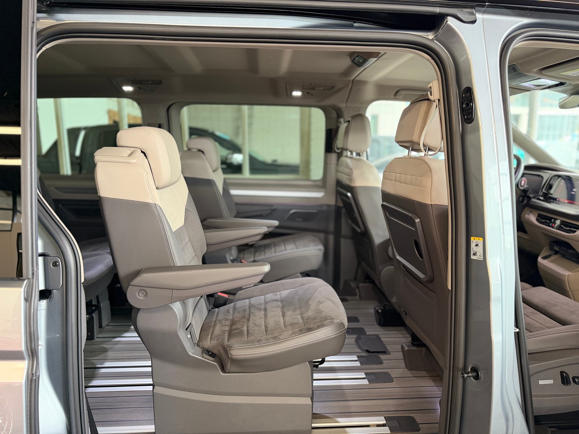VW Multivan 2.0 TDI Life DSG Lang * BULLI EDITION * 7 SITZER LEDER / ALCANTARA * STANDHEIZUNG * HEAD UP *-image-11