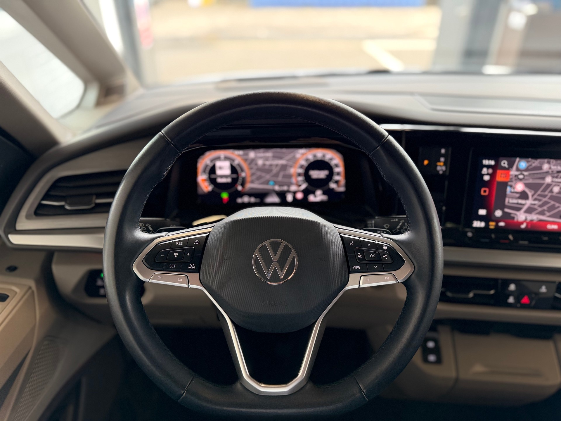 VW Multivan 2.0 TDI Life DSG Lang * BULLI EDITION * 7 SITZER LEDER / ALCANTARA * STANDHEIZUNG * HEAD UP *-image-23
