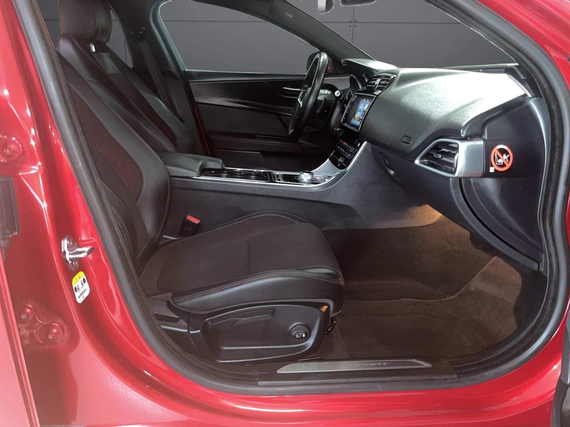 JAGUAR XE 20t 2.0 R-Sport Automatic-image-8