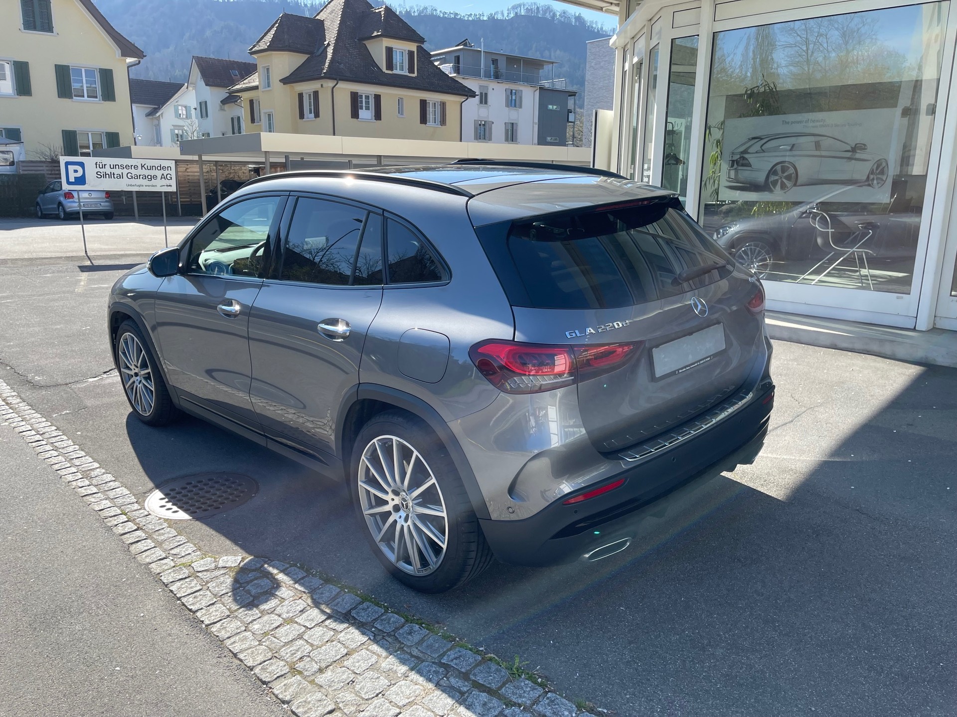 MERCEDES-BENZ GLA 220d 4Matic AMG Line 8G-DCT-showroom-element-3