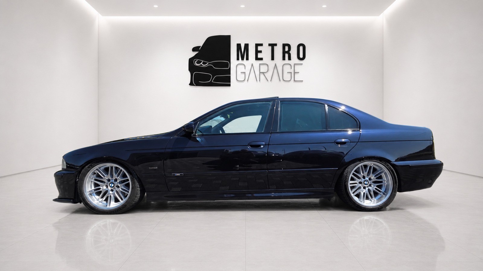 BMW M5-showroom-element-1