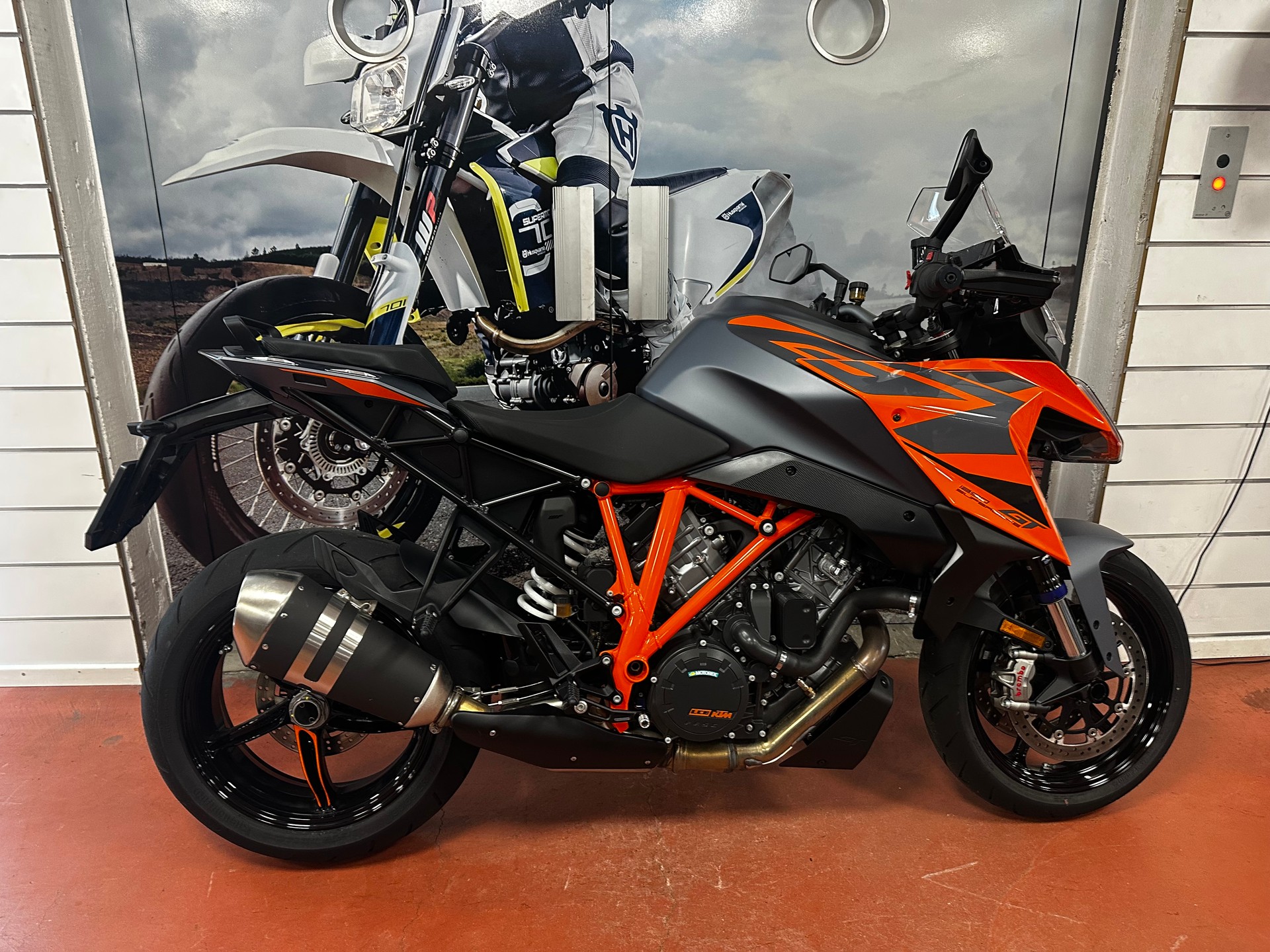 KTM 1290 Super Duke GT-image-2