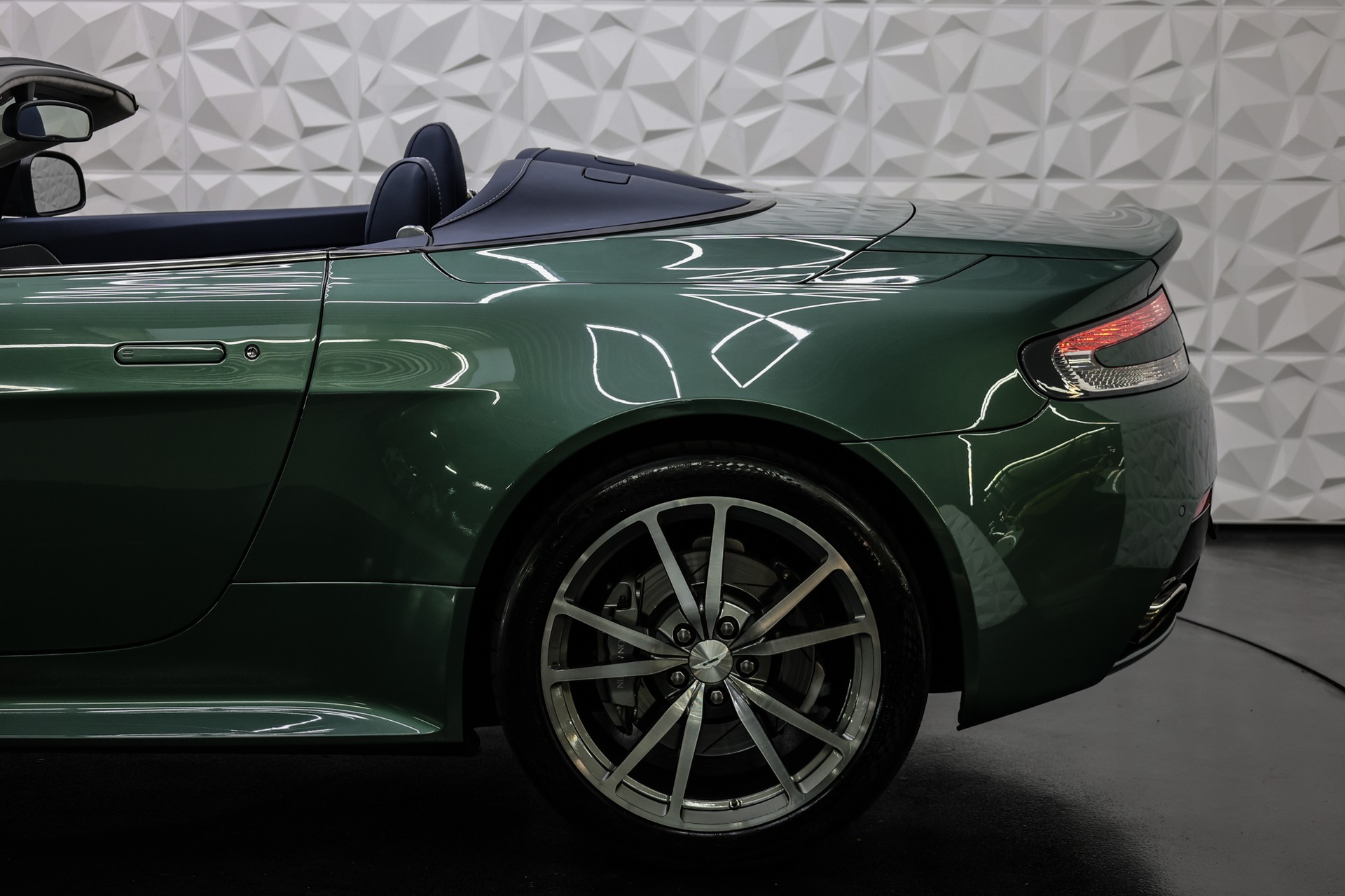 ASTON MARTIN V8 Vantage Roadster 4.7 S Sportshift-image-13