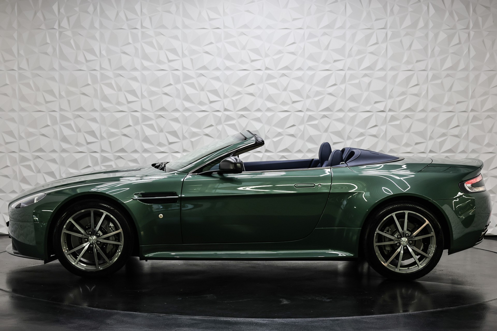 ASTON MARTIN V8 Vantage Roadster 4.7 S Sportshift-image-4
