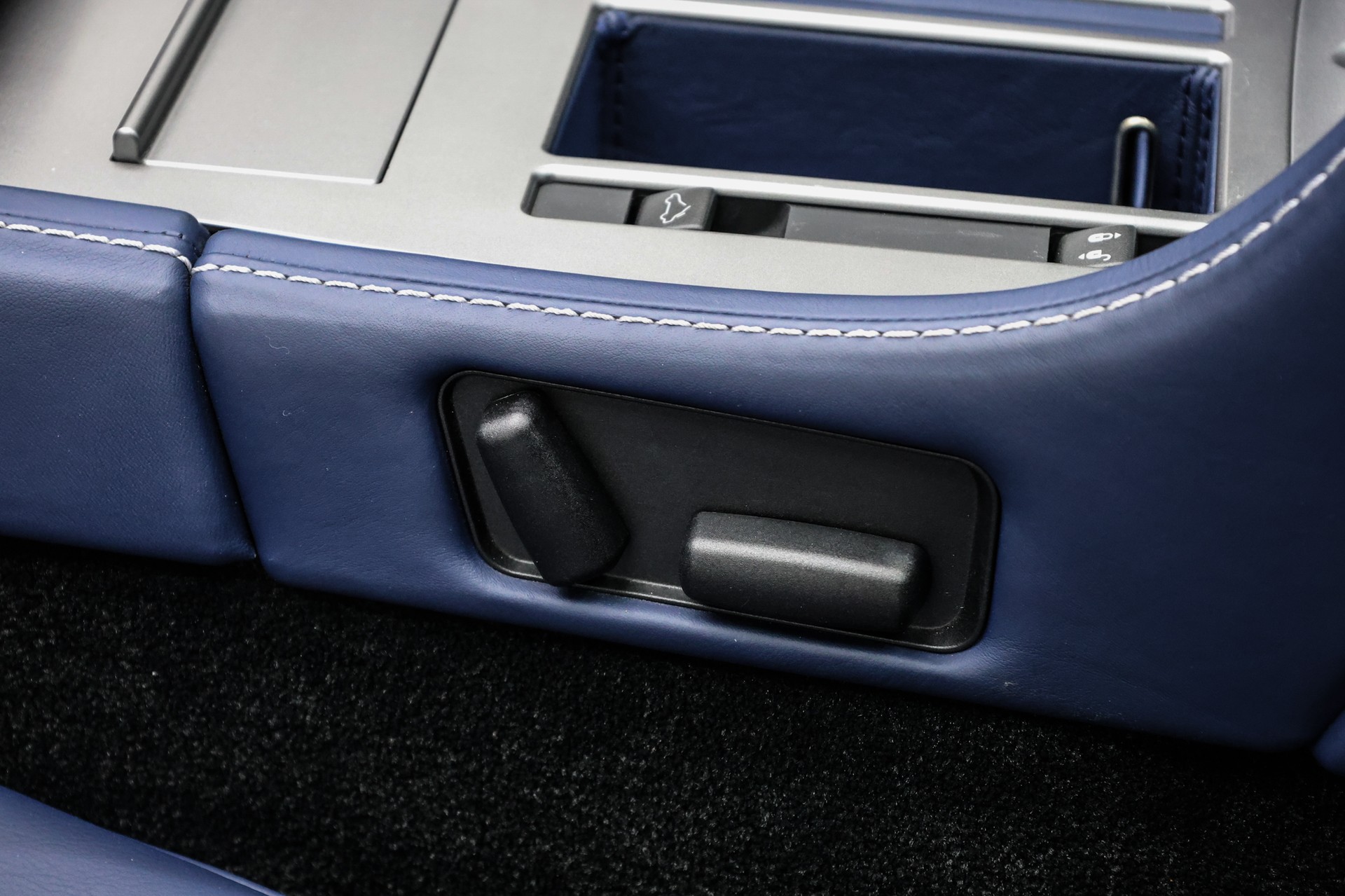 ASTON MARTIN V8 Vantage Roadster 4.7 S Sportshift-image-26
