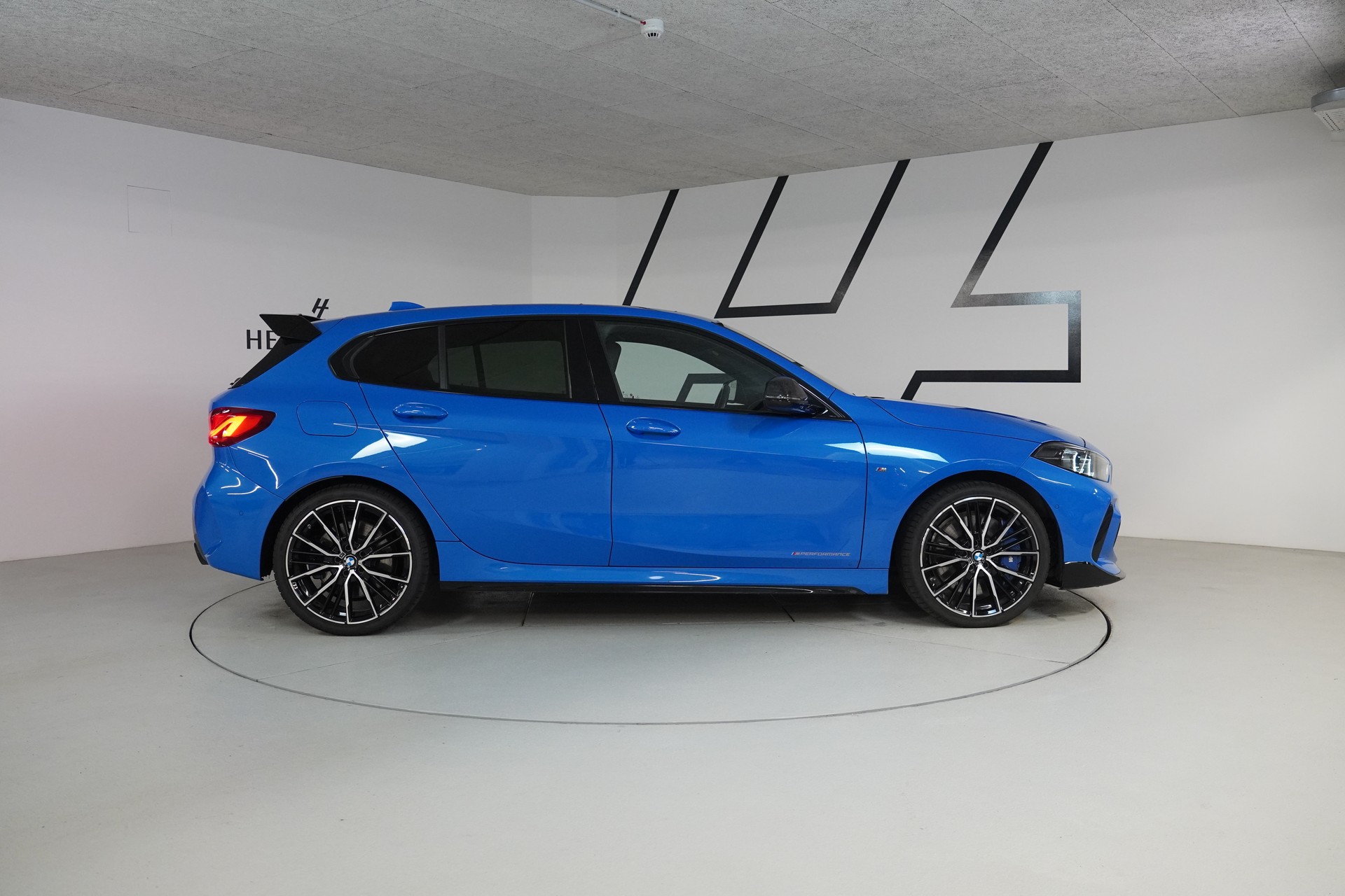 BMW M135i xDrive Steptronic-image-7