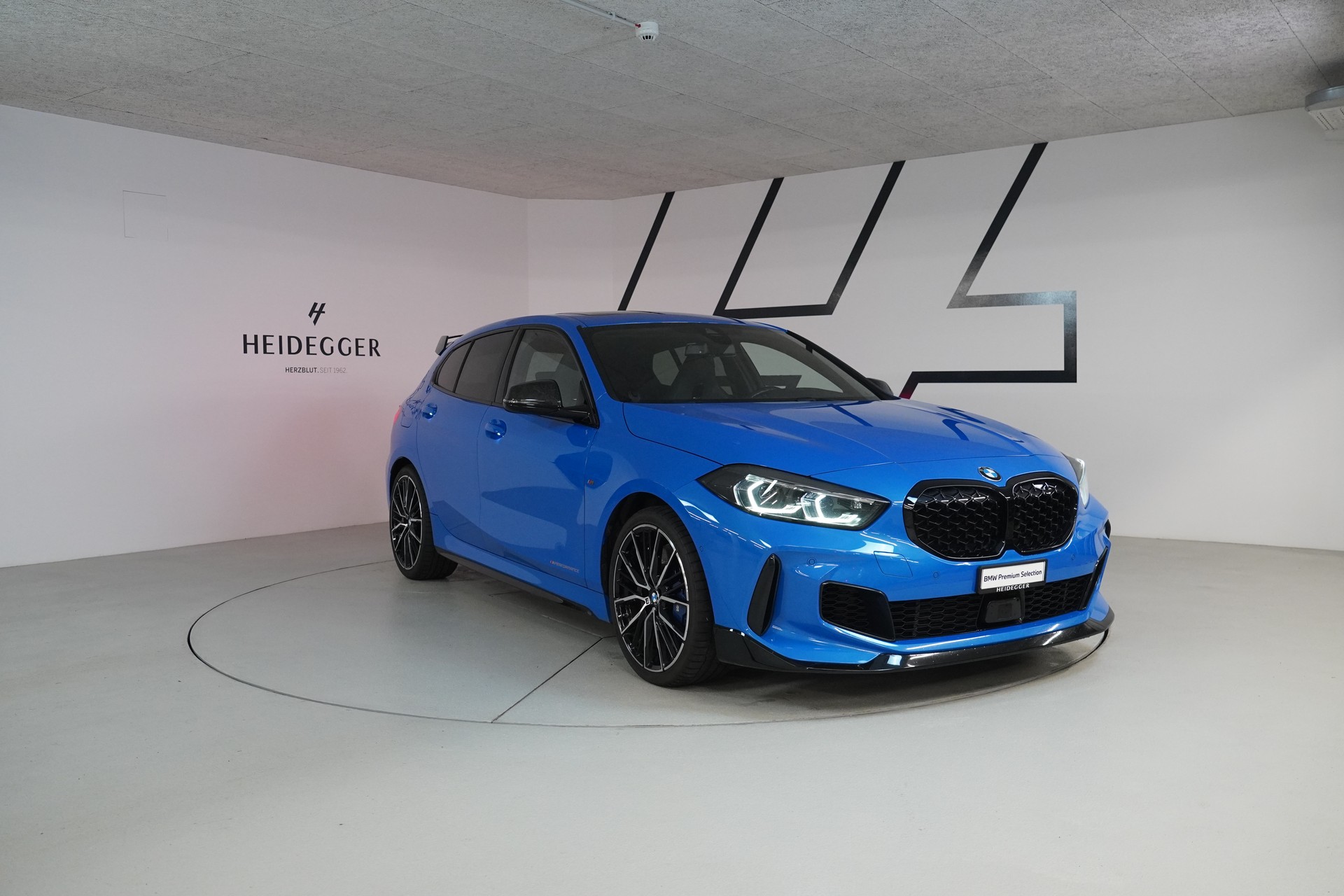BMW M135i xDrive Steptronic-showroom-element-2