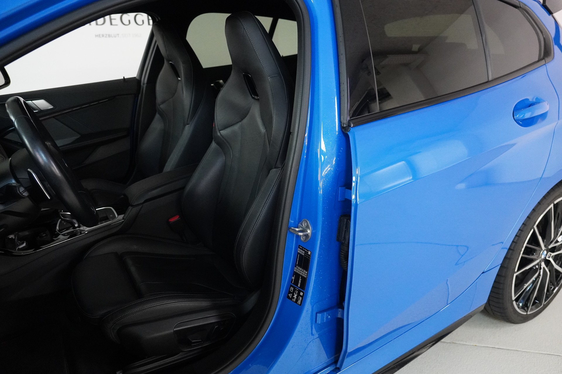 BMW M135i xDrive Steptronic-image-11