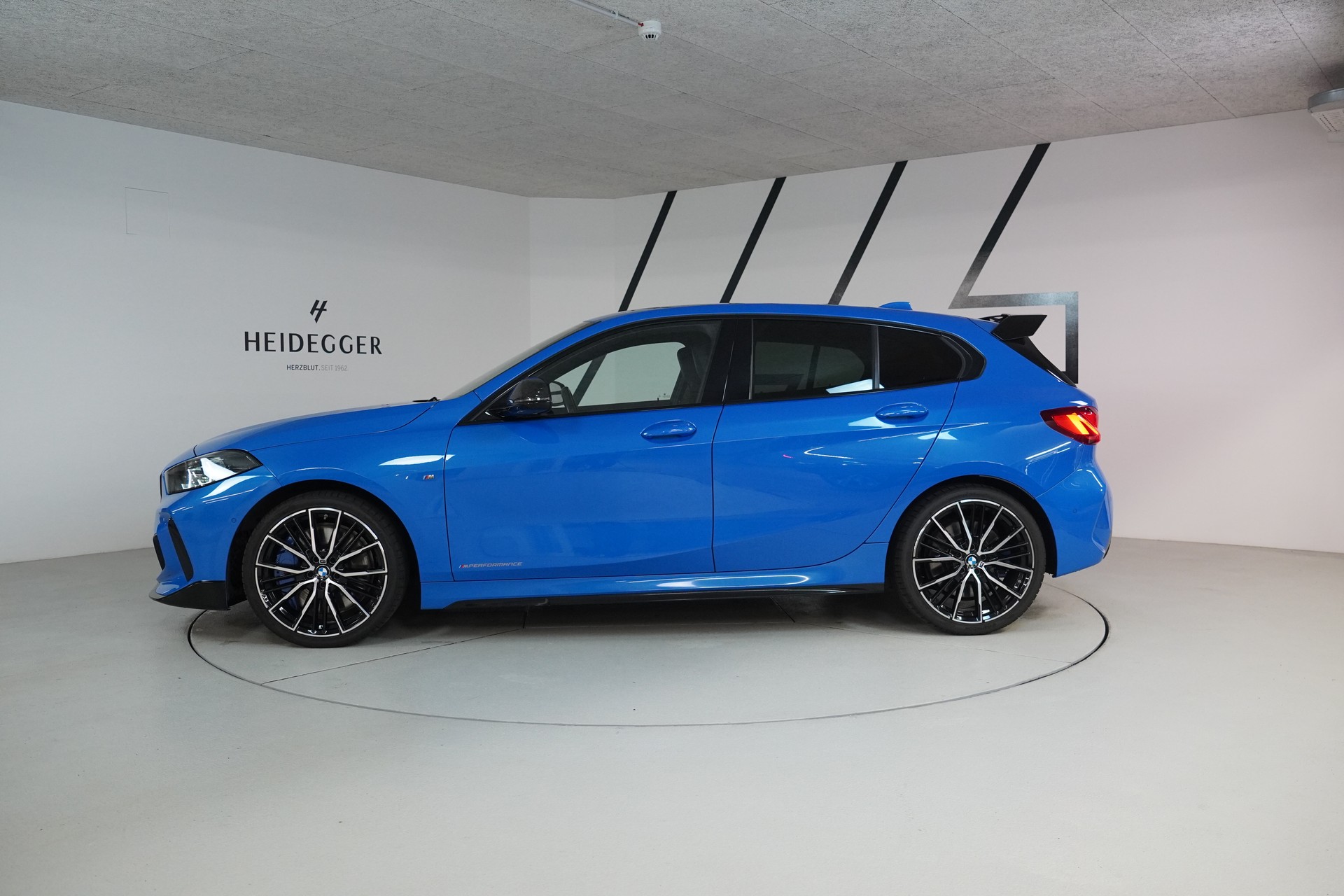 BMW M135i xDrive Steptronic-showroom-element-3