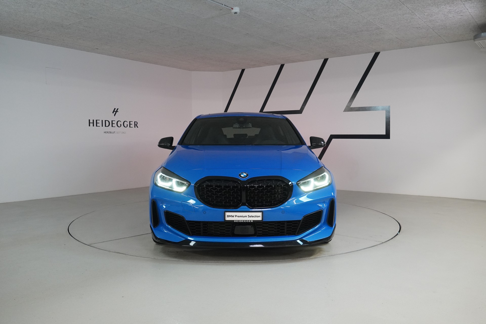 BMW M135i xDrive Steptronic-showroom-element-1