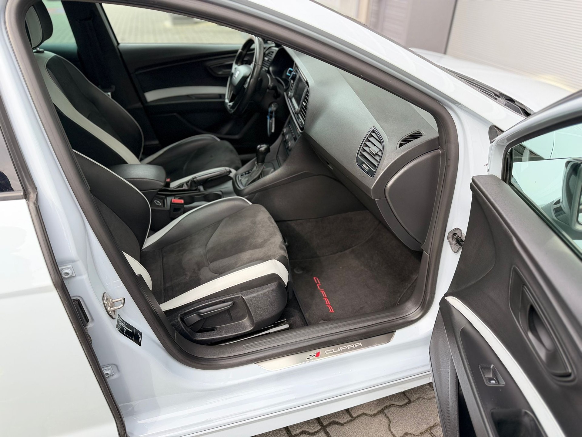 SEAT Leon ST 2.0 TSI Cupra 280 DSG-image-14