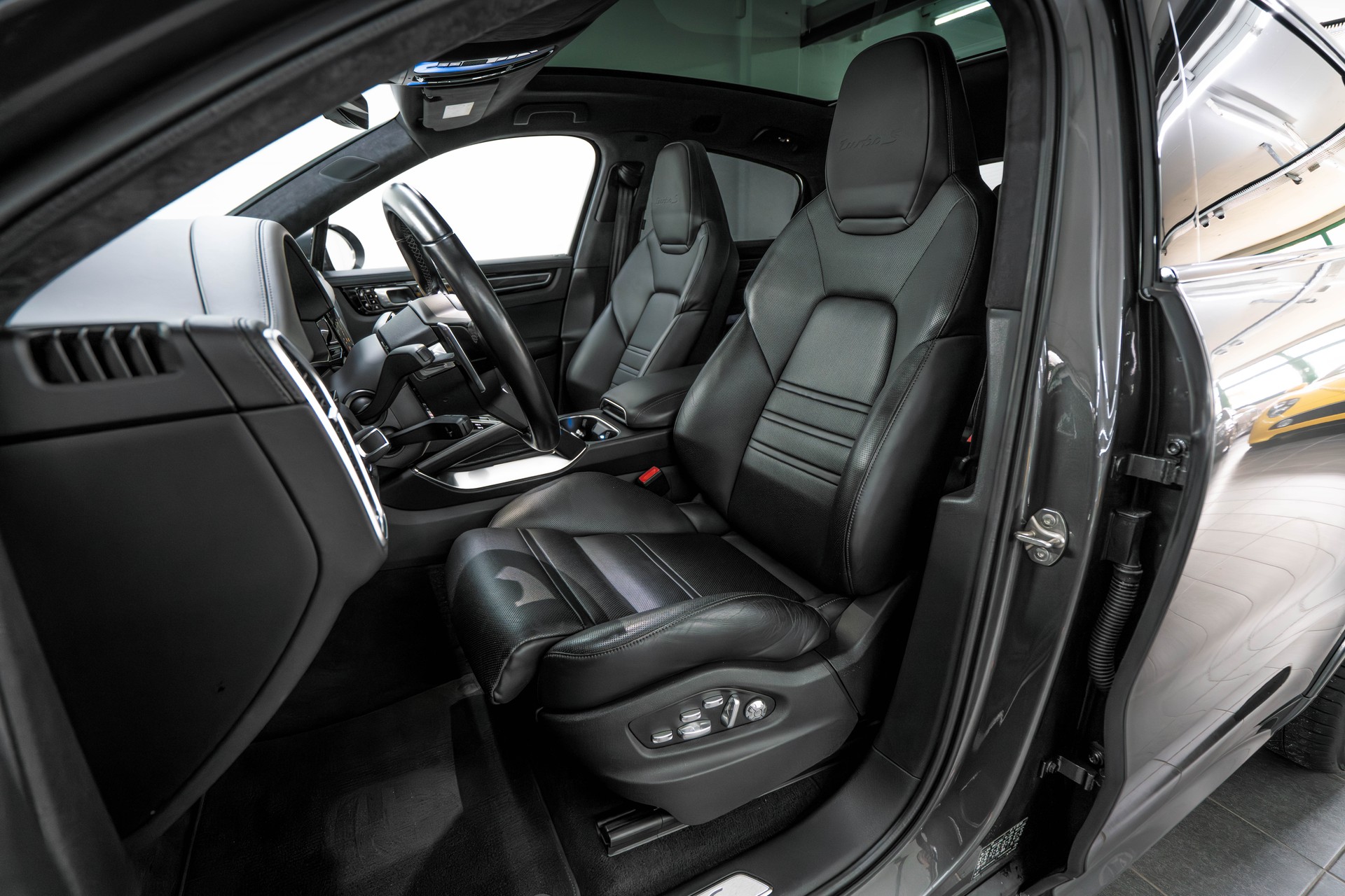 PORSCHE Cayenne Turbo S Coupe E-Hybrid-image-9
