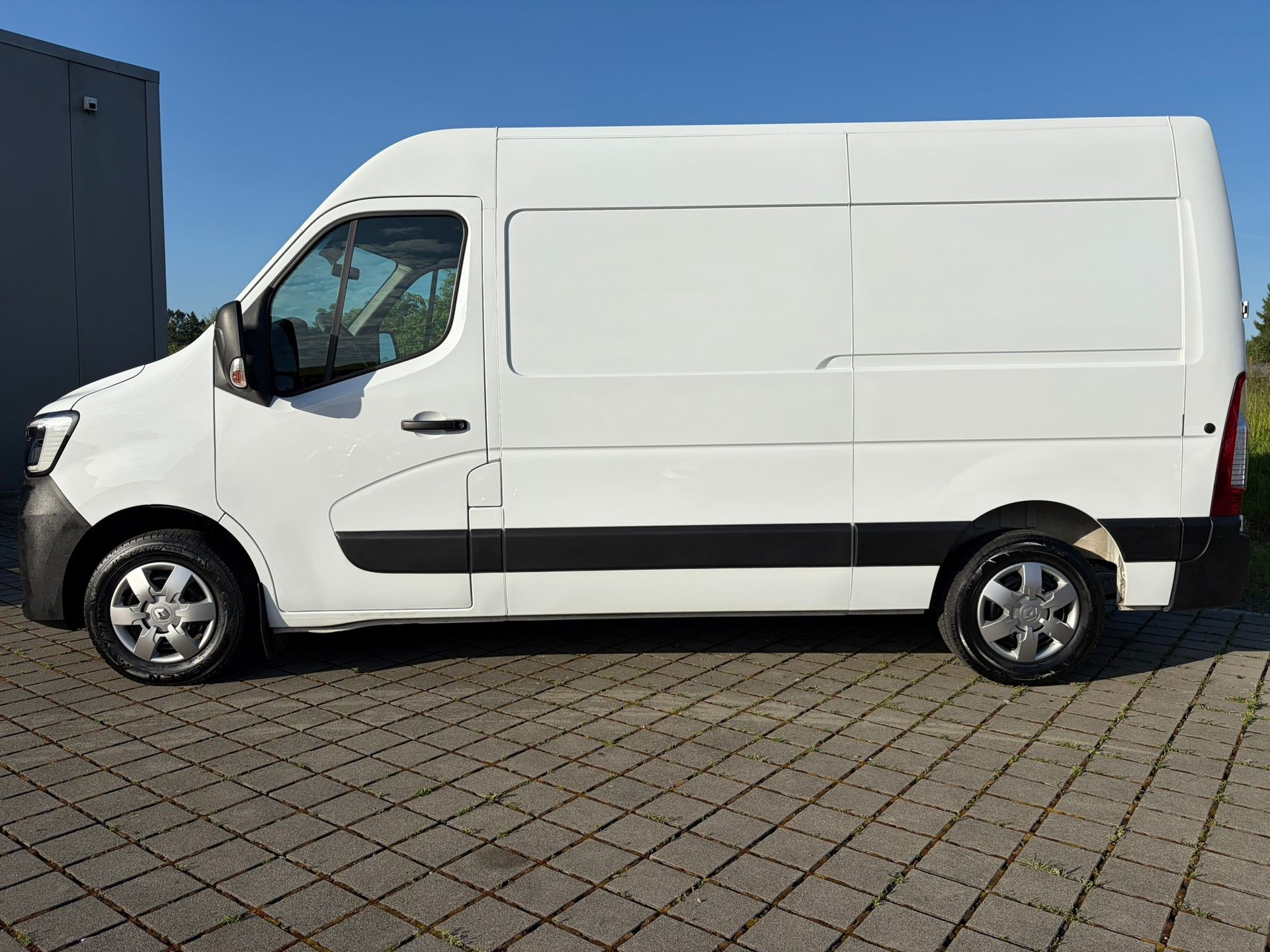 RENAULT Master T35 2.3dCi 135 L2H2-image-3