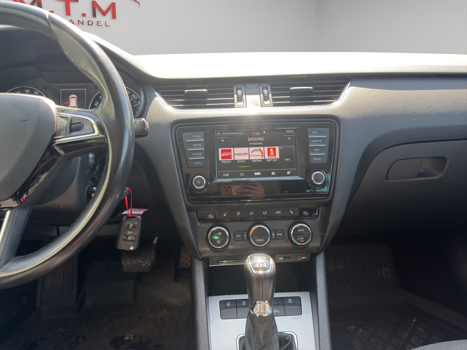 SKODA Octavia Combi 2.0 TDI Ambition 4x4 DSG-image-14