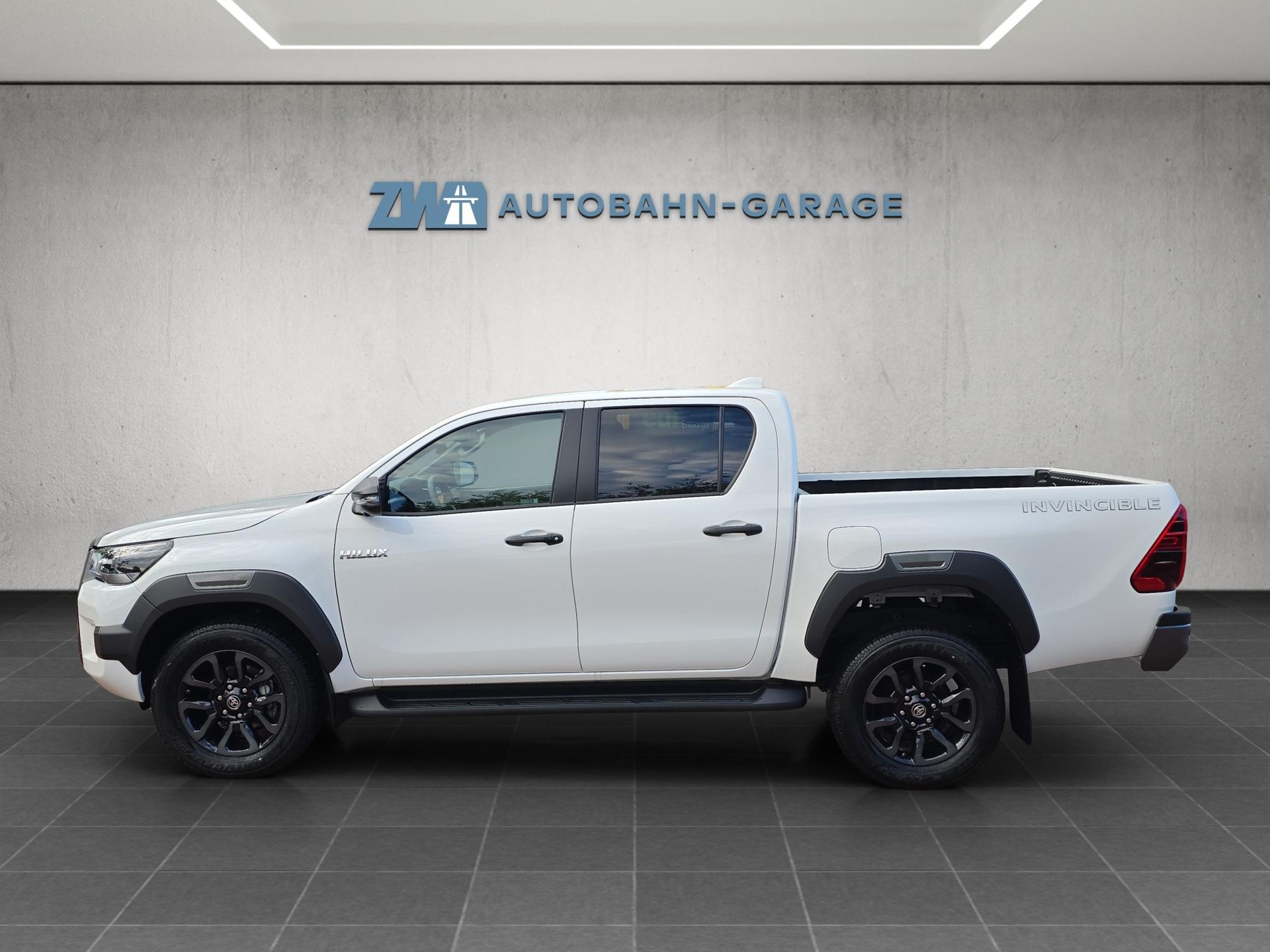 TOYOTA Hilux Double Cab.-Pick-up 2.8 D-4D MHEV 204 Invincible-image-1