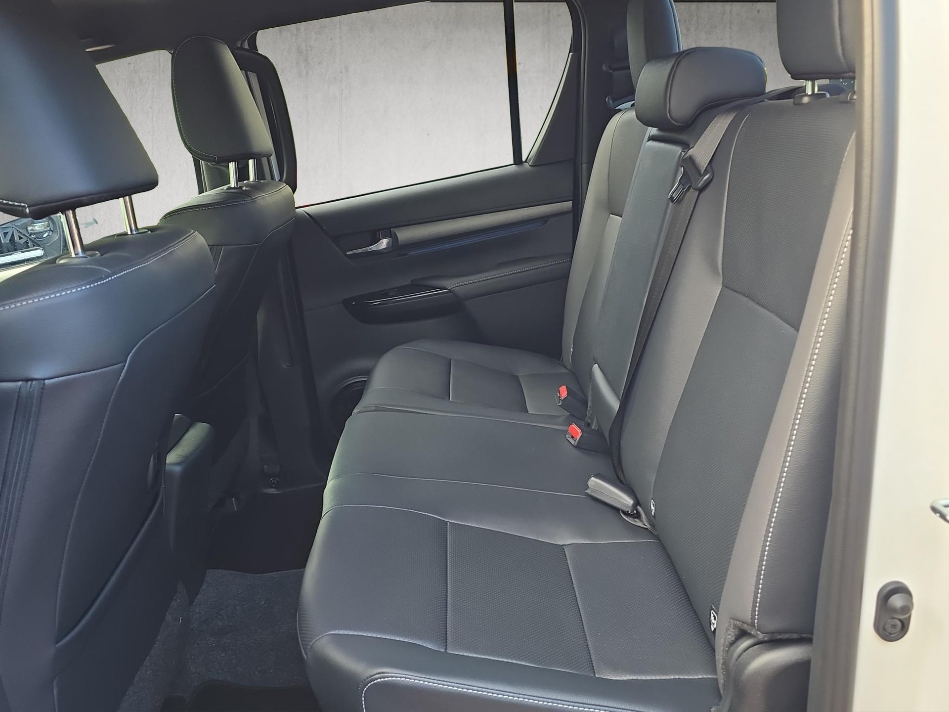 TOYOTA Hilux Double Cab.-Pick-up 2.8 D-4D MHEV 204 Invincible-image-11