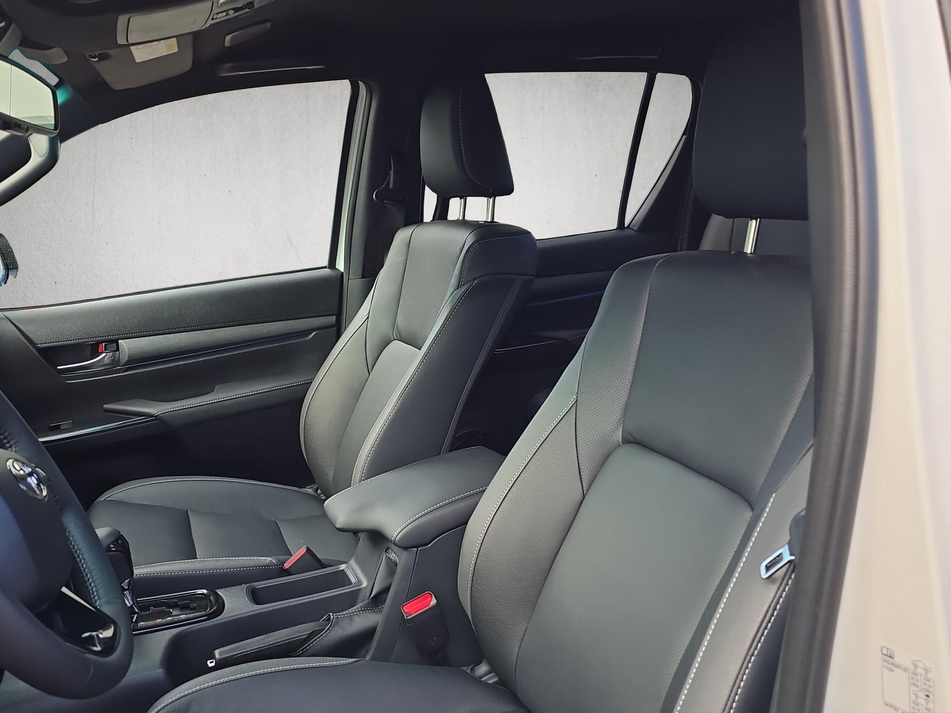 TOYOTA Hilux Double Cab.-Pick-up 2.8 D-4D MHEV 204 Invincible-image-9