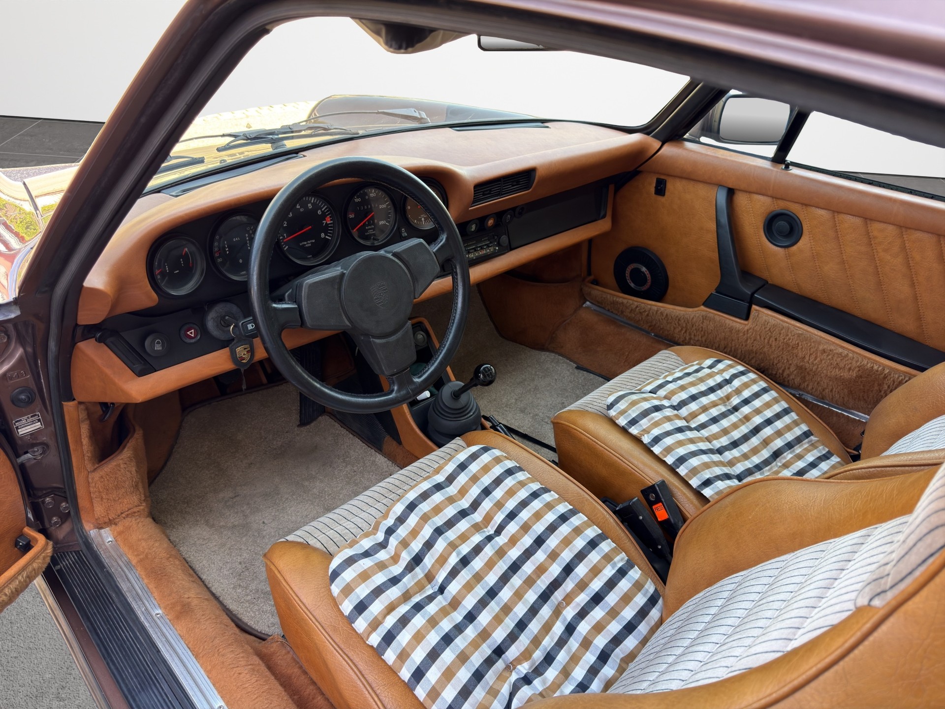PORSCHE 911 Carrera 3.0-image-11