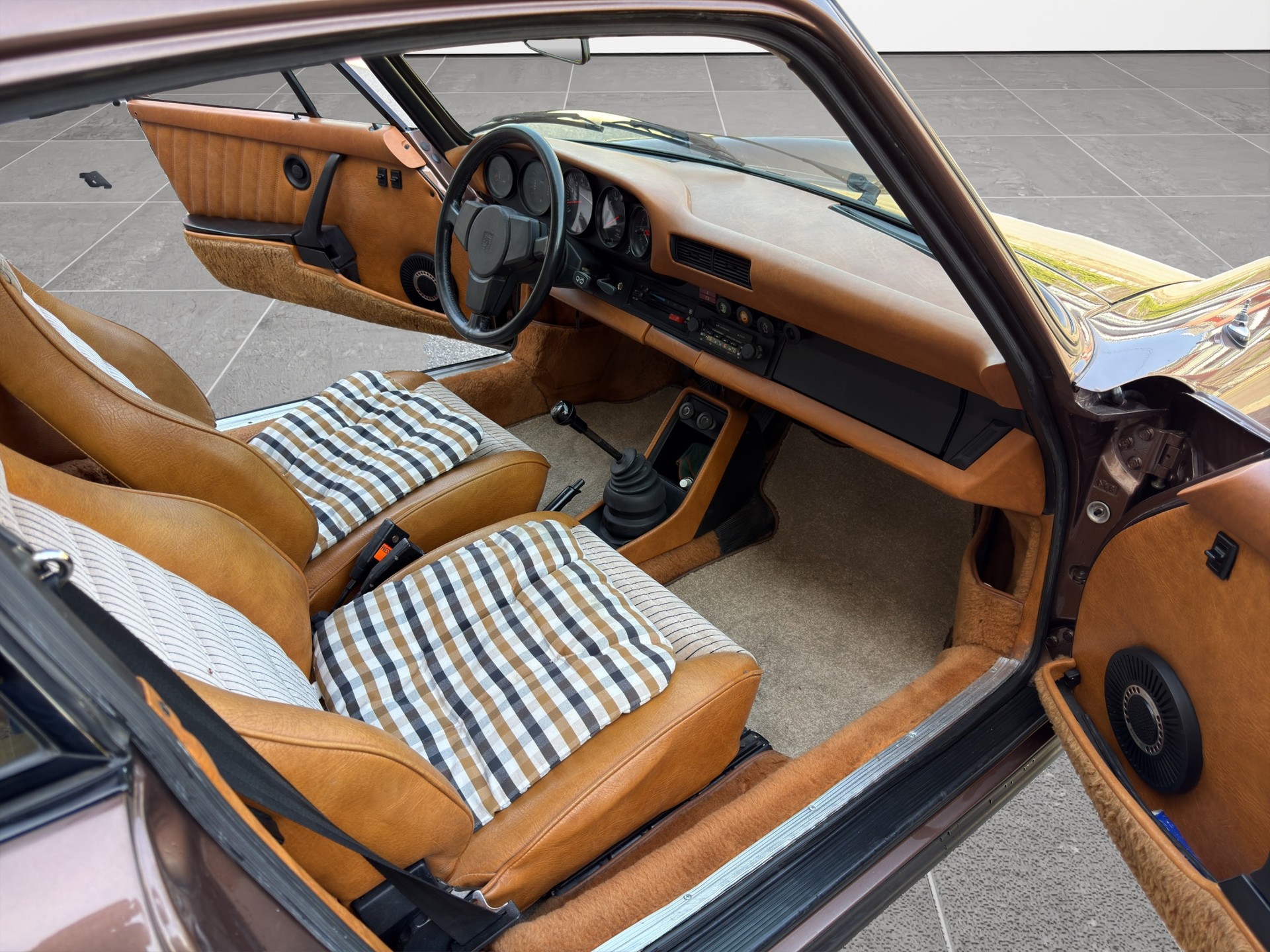 PORSCHE 911 Carrera 3.0-image-8