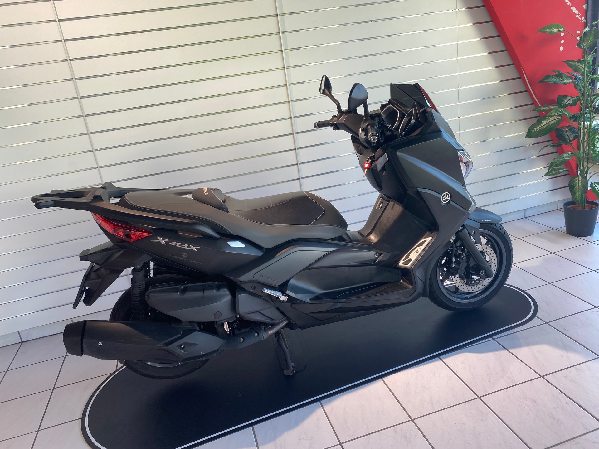 YAMAHA X-MaxYP 400 R ABS Momodesign-image-1
