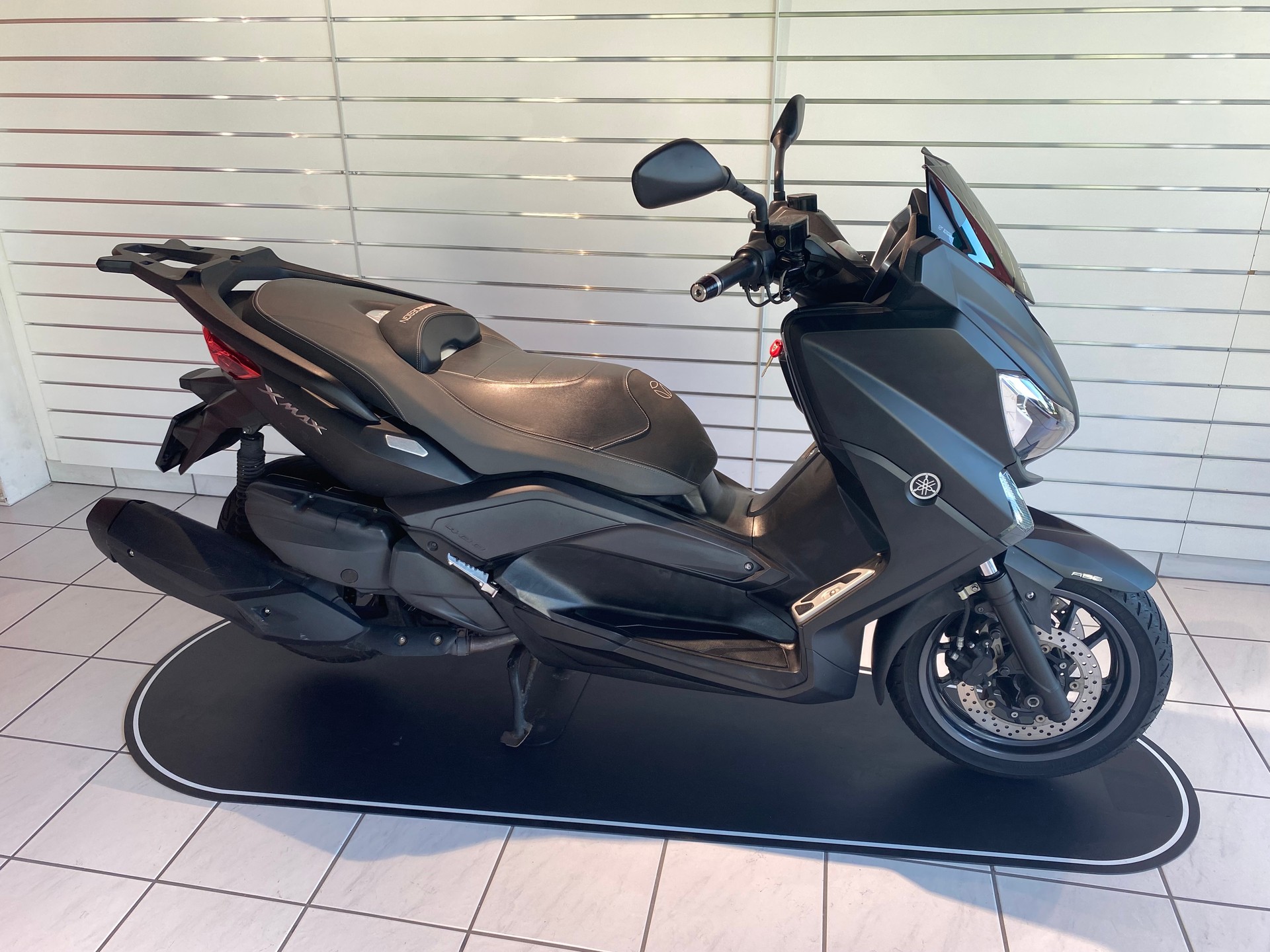 YAMAHA X-MaxYP 400 R ABS Momodesign-image-0
