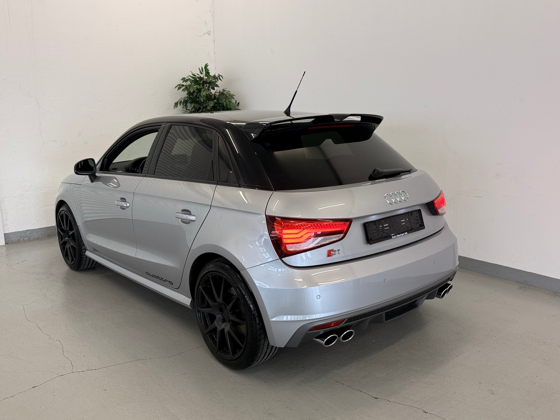 AUDI S1 Sportback 2.0 TFSI quattro-image-4