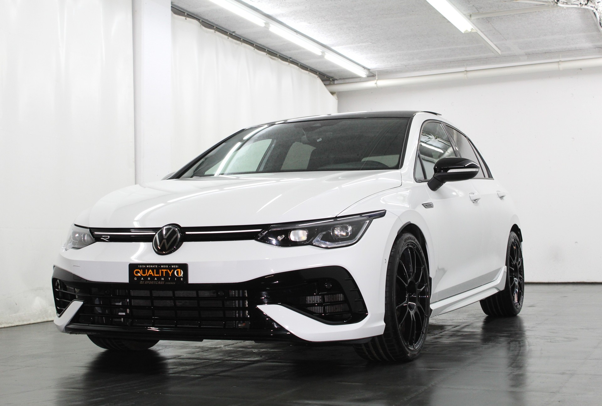 VW Golf 2.0 TSI R DSG 4Motion R Performance Akrapovic 333PS / CH-Fahrzeug-showroom-element-3