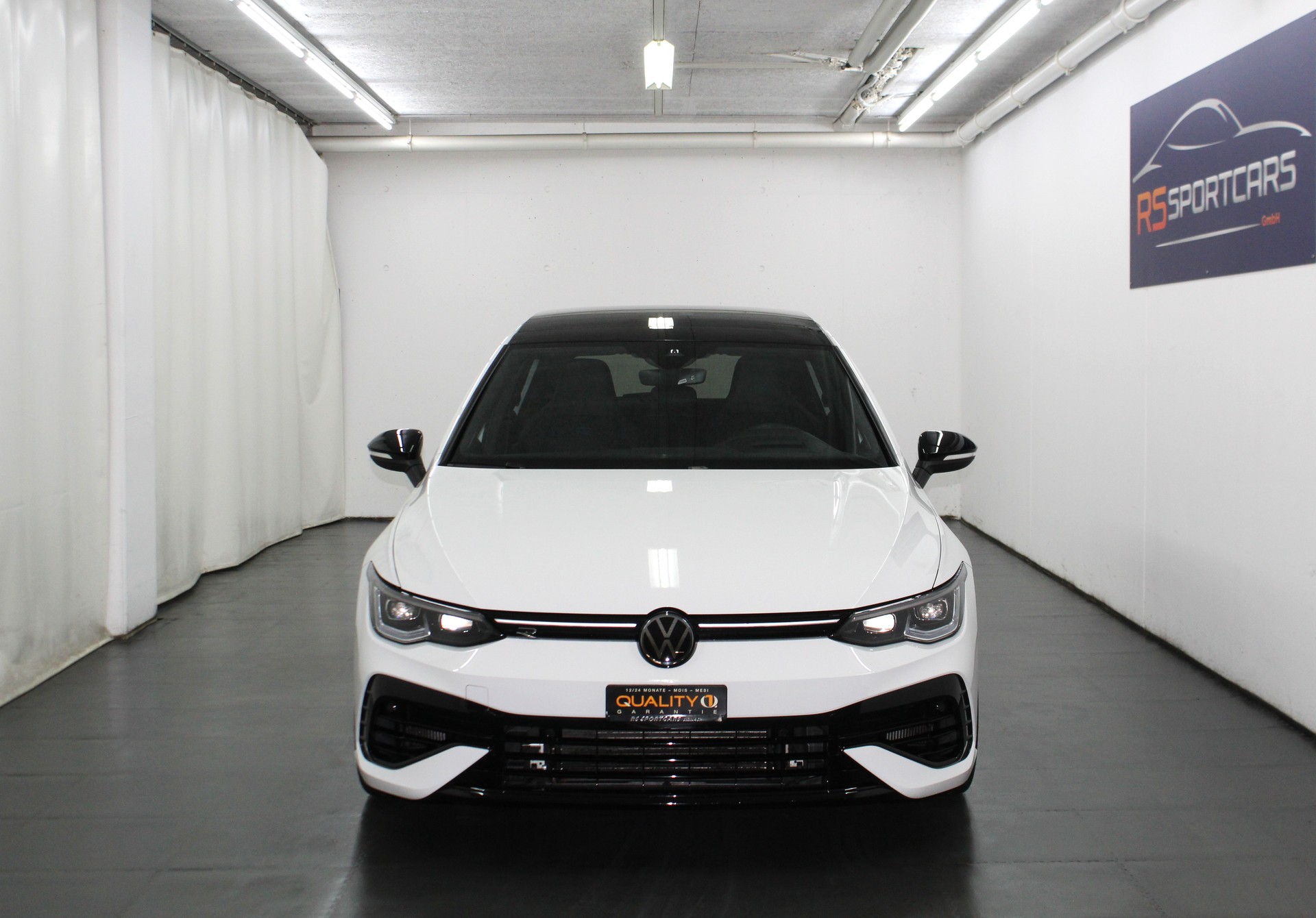 VW Golf 2.0 TSI R DSG 4Motion R Performance Akrapovic 333PS / CH-Fahrzeug-showroom-element-2